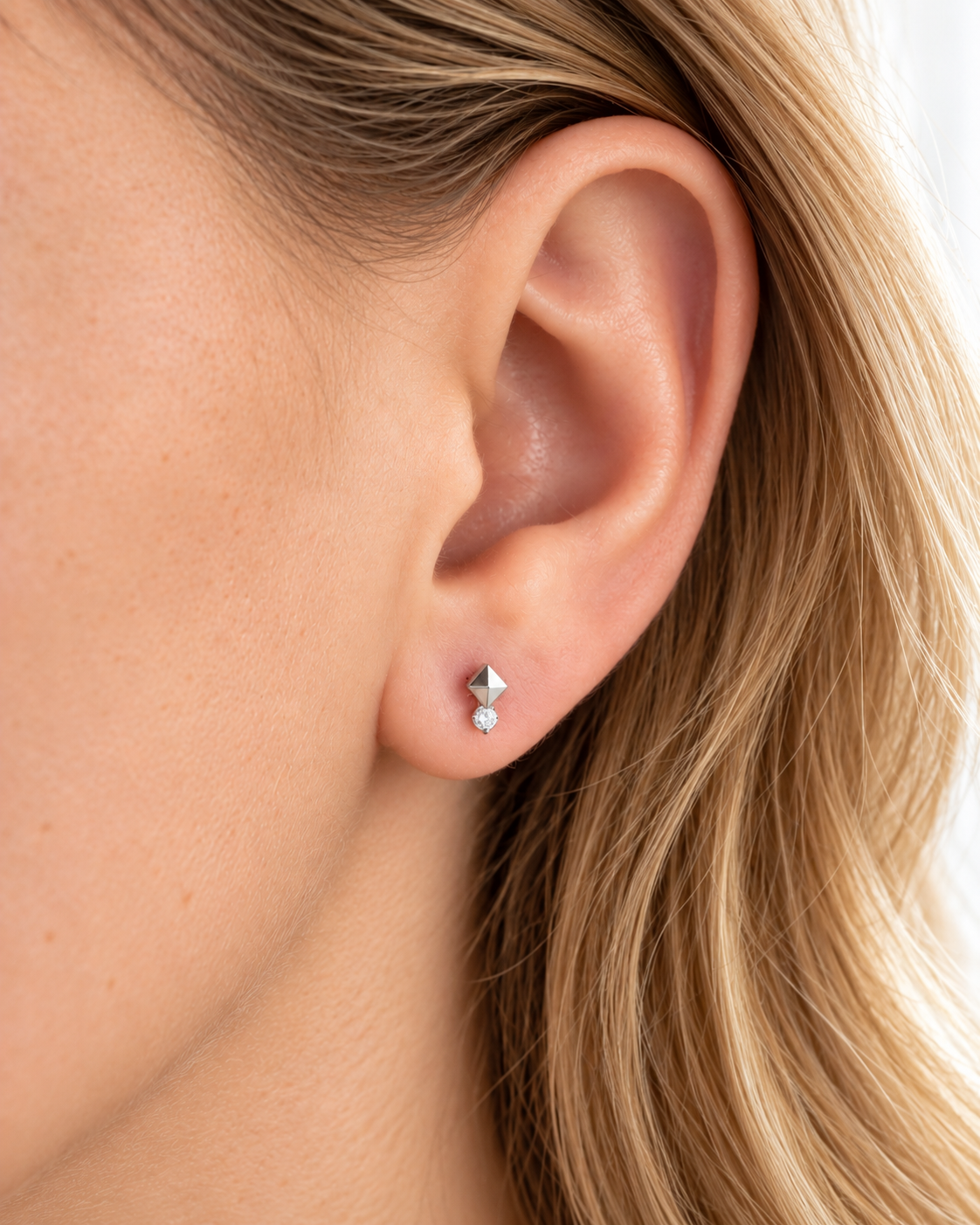 Boucles de piercing Samili argentées à insertion arrière portées au lobe