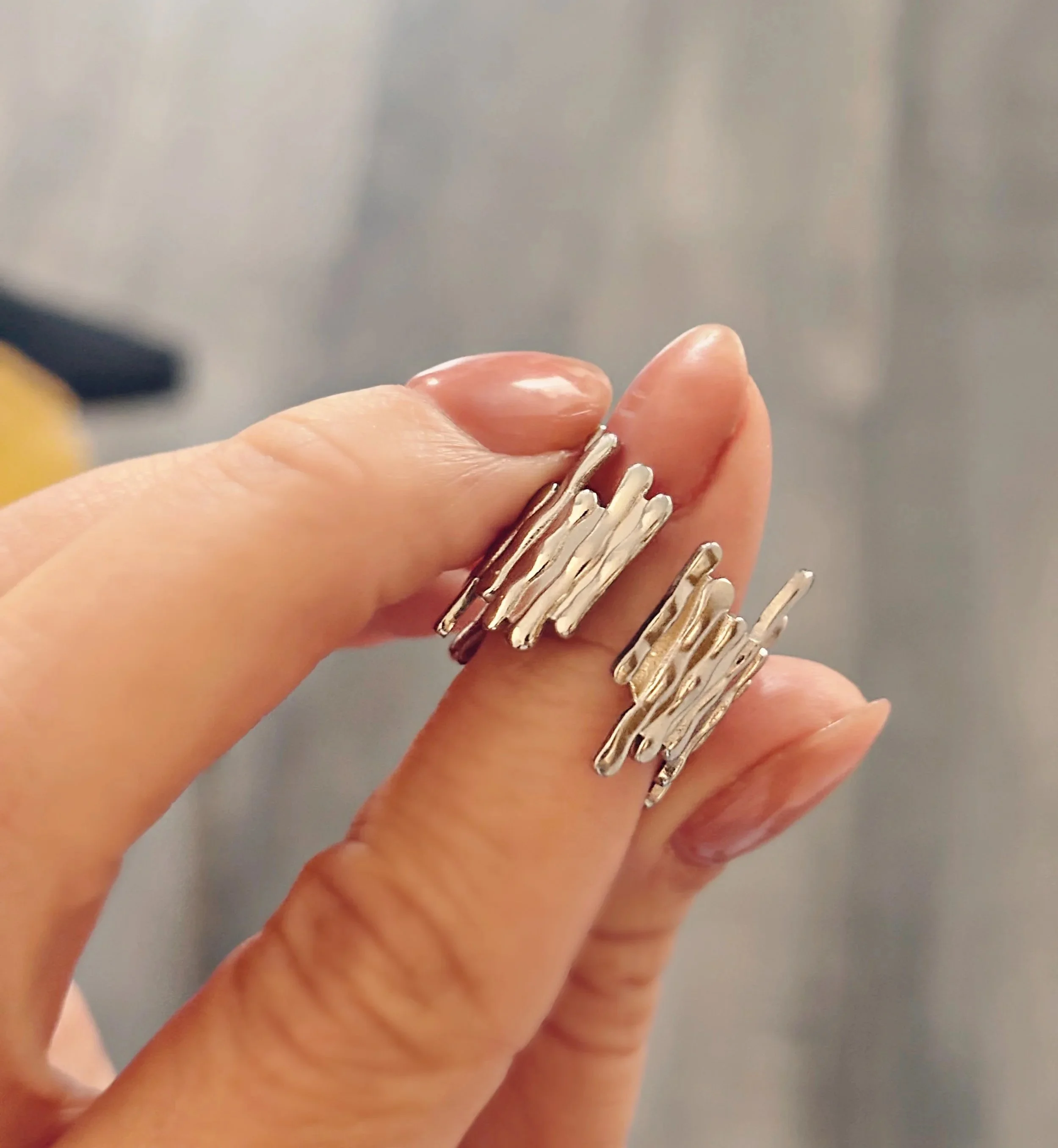 Bague Elara portée au doigt, gros plan