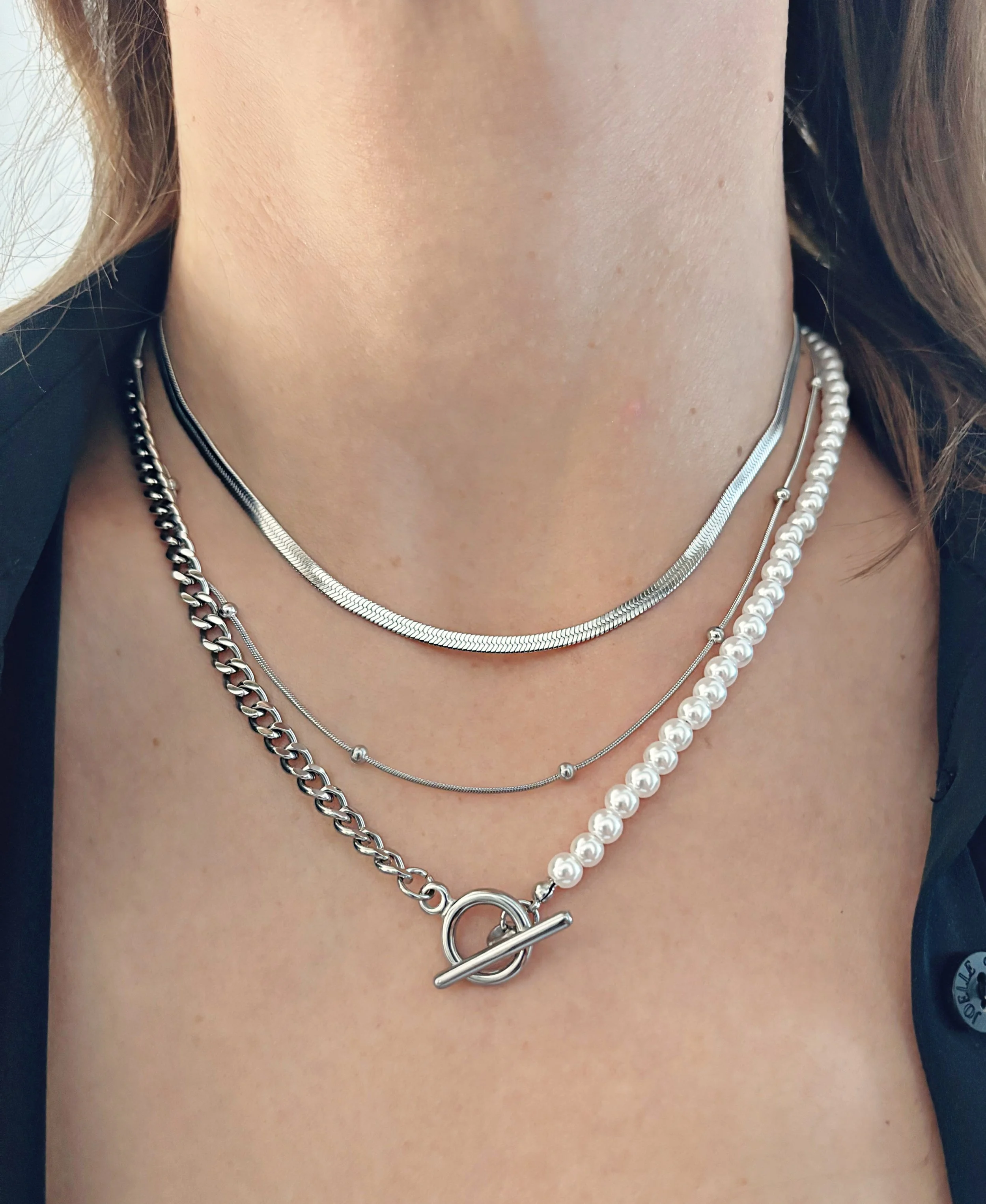 Le collier porté, montrant ses quatre rangs distincts avec perles, chaînes fines et maillons.