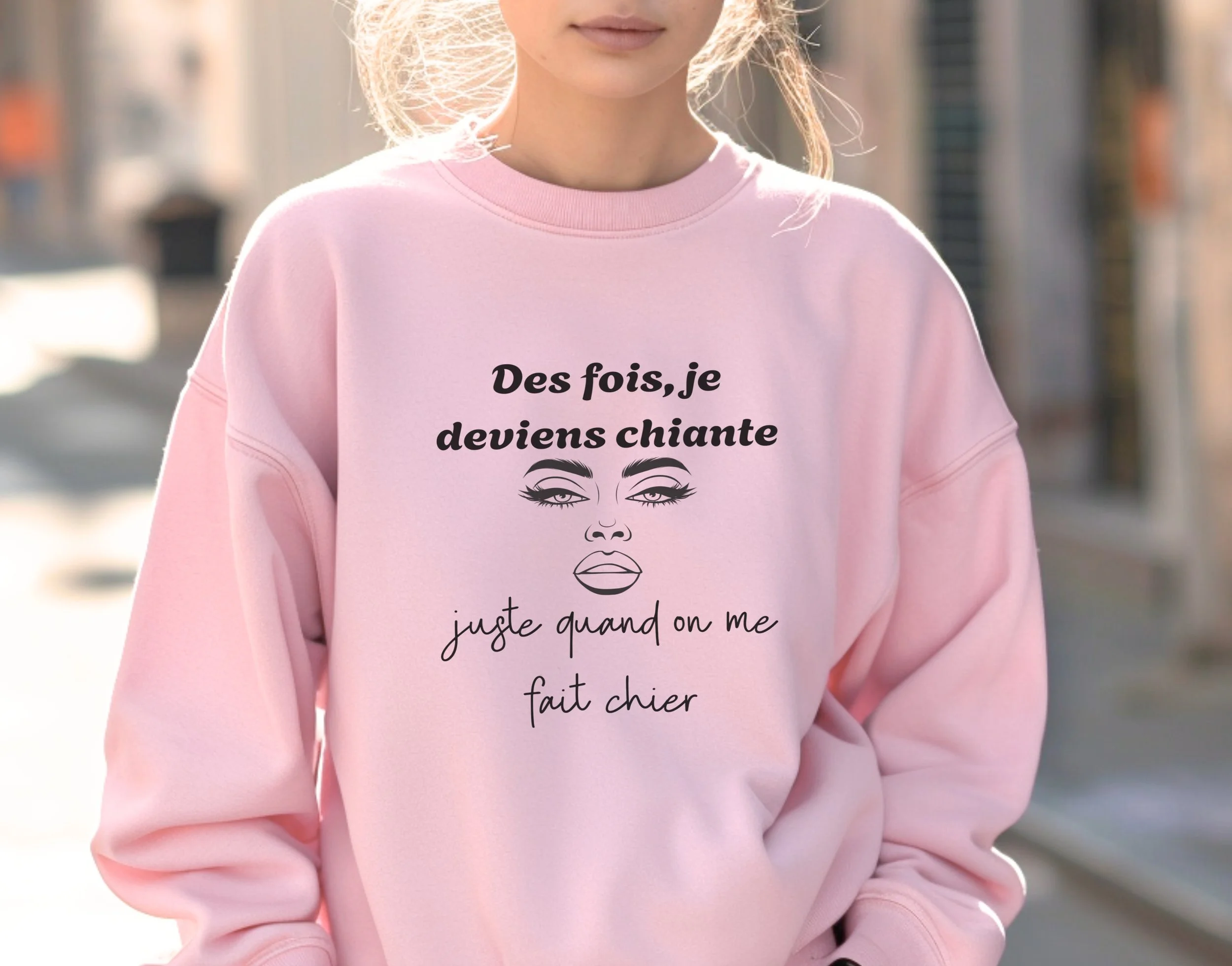 Femme portant le coton ouaté gris dans un décor cosy, sans visage visible