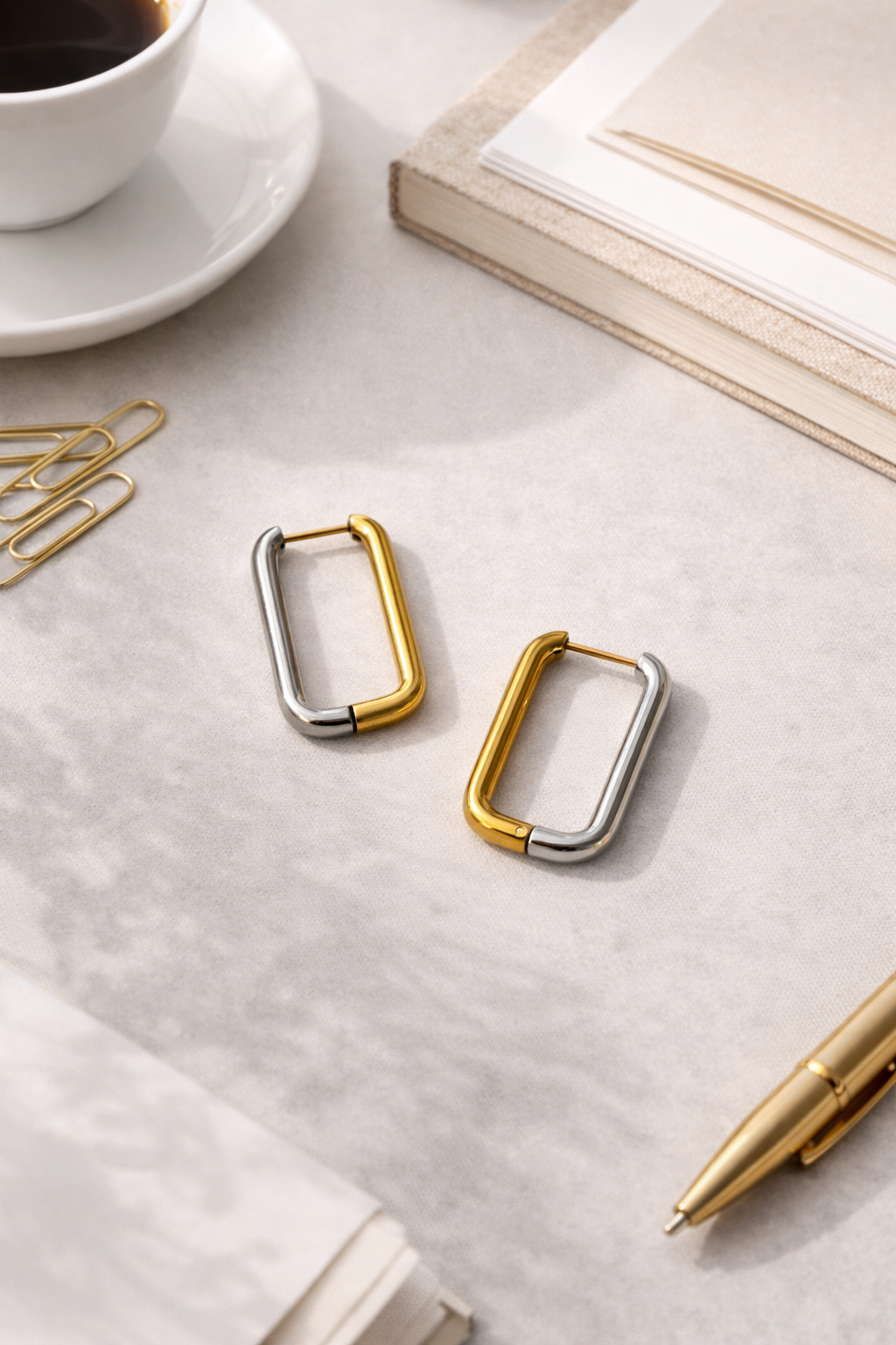 Boucles d’oreilles rectangulaires Dyan doré et argent sur fond lifestyle bureau minimaliste-Tokade