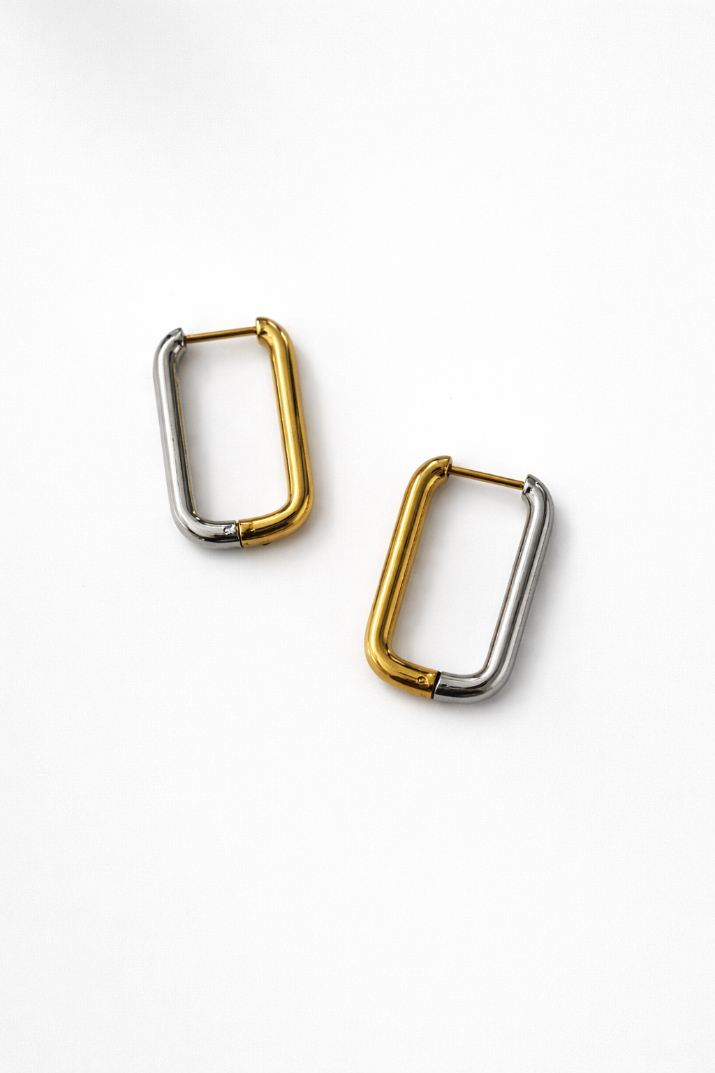 Boucles d’oreilles Dyan inox deux couleurs doré et argent sur fond blanc épuré-Tokade