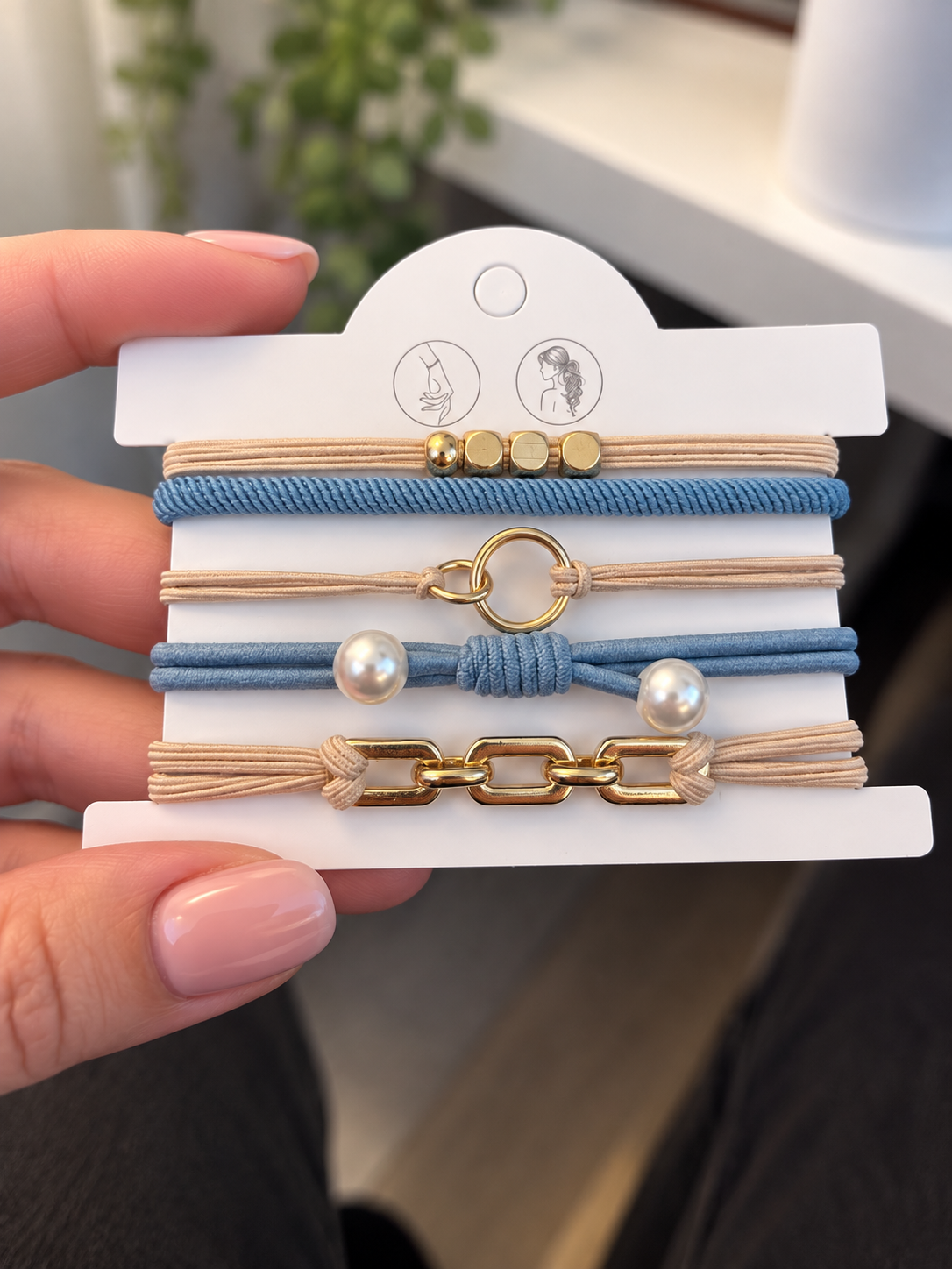 Ensemble de 5 élastiques à cheveux bracelets bleu et beige avec billes dorées, anneau central, deux perles nacrées et chaîne à maillons rectangulaires
