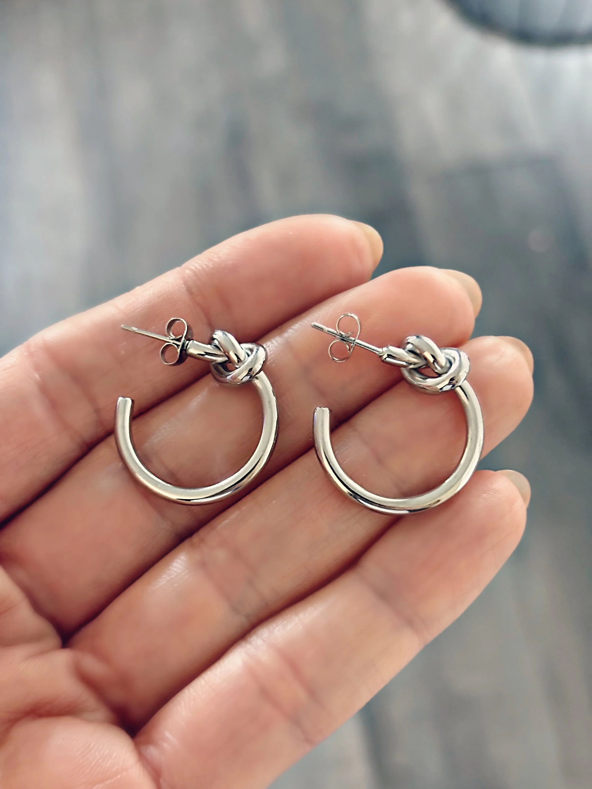 Vue rapprochée des boucles Noé dans la main, soulignant la finesse du nœud.