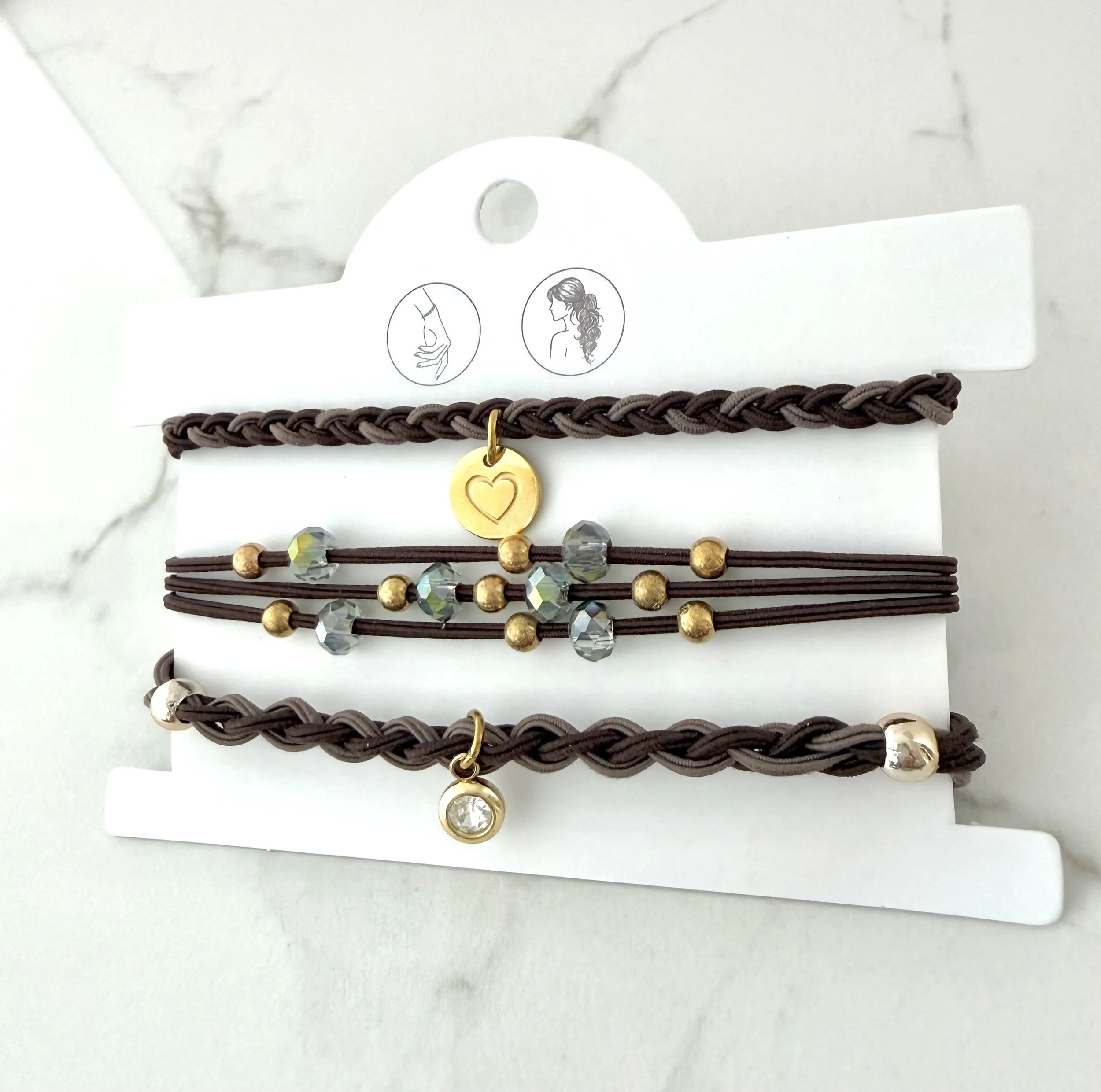 Lot de 3 élastiques à cheveux bijoux noir et beige avec breloques élégantes, pouvant aussi se porter en bracelets, style chic et tendance.