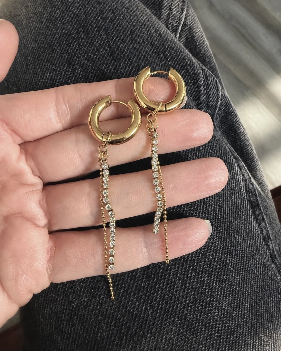 Boucles d’oreilles dorées en acier inoxydable avec chaînes pendantes et zircons brillants -Tokade