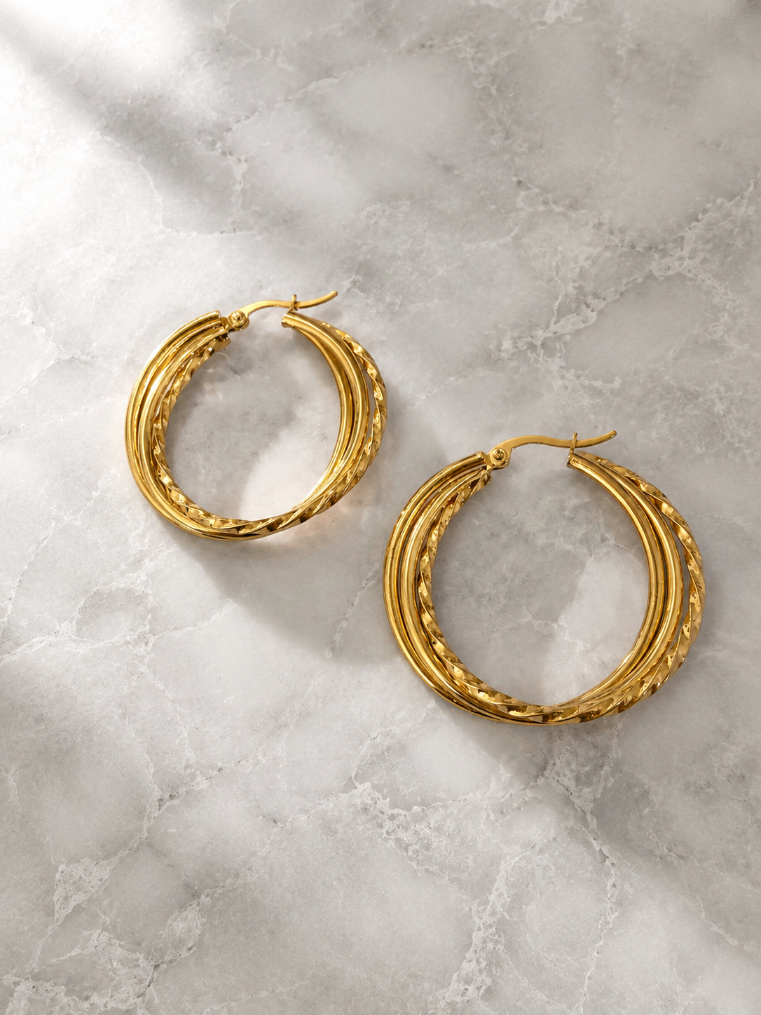 Boucles d’oreilles Pauli en acier inoxydable doré avec anneaux texturés - Tokade