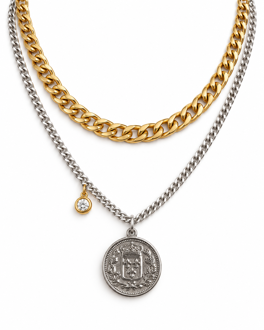 Collier double rangs Zélie bicolore avec chaîne dorée, chaîne argentée, médaillon gravé et breloque brillante sur fond blanc.