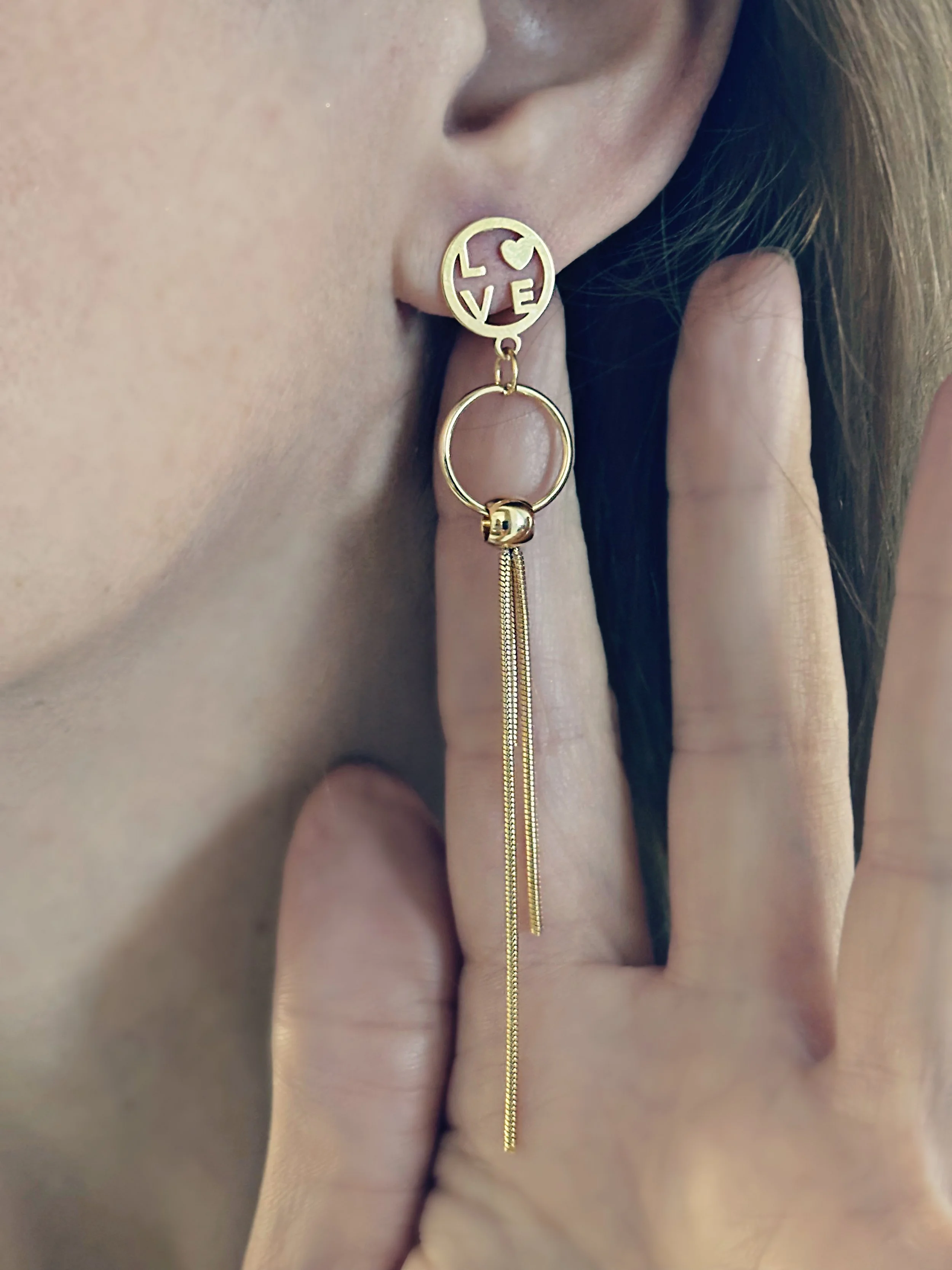 Boucles longues dorées Amora, LOVE et anneau avec chaînes – Tokade