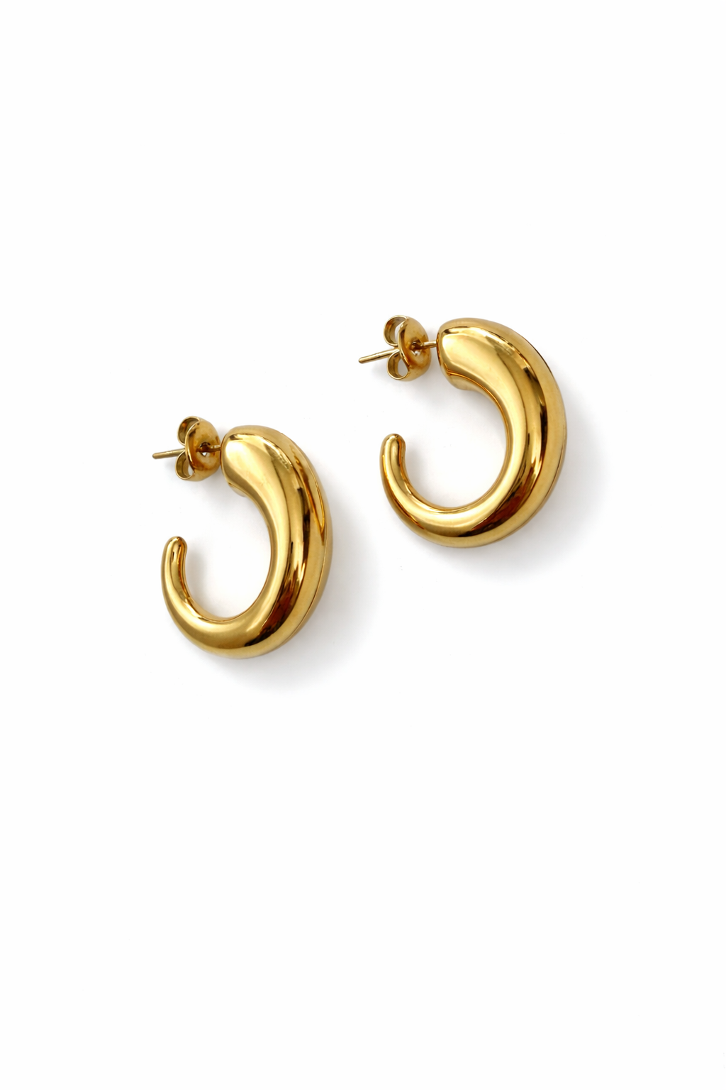 Boucles d’oreilles Ronny doré en acier inoxydable sur fond blanc minimaliste-Tokade