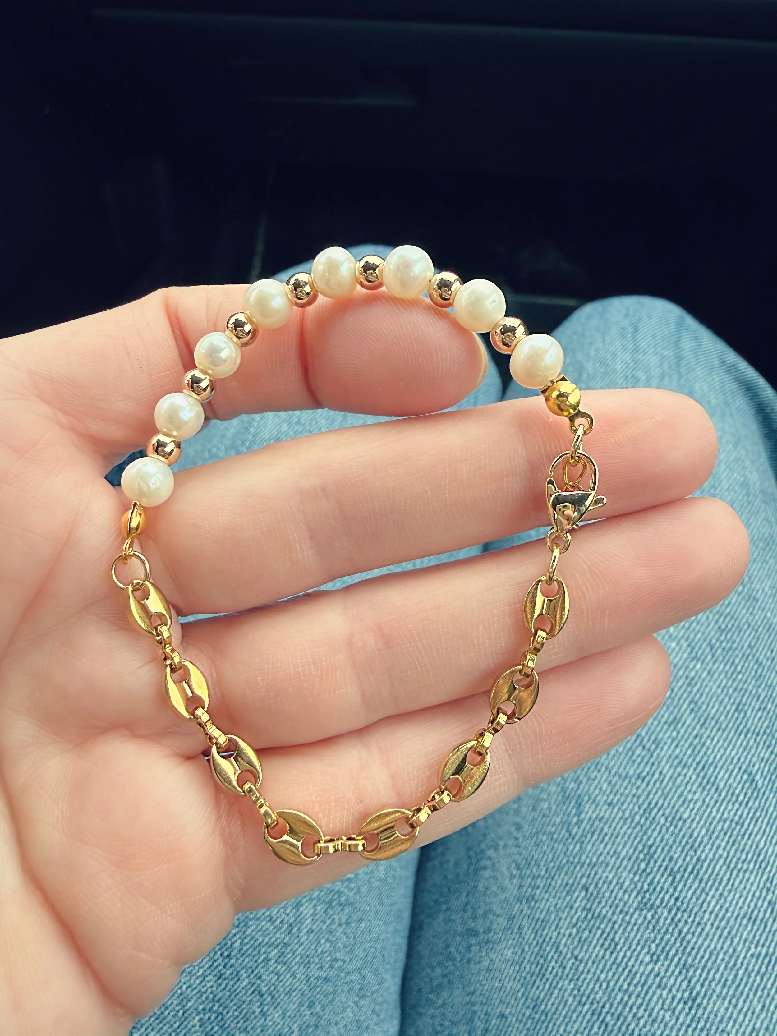 Bracelet blanc et doré sur fond denim, bijou minimaliste avec texture-Tokade