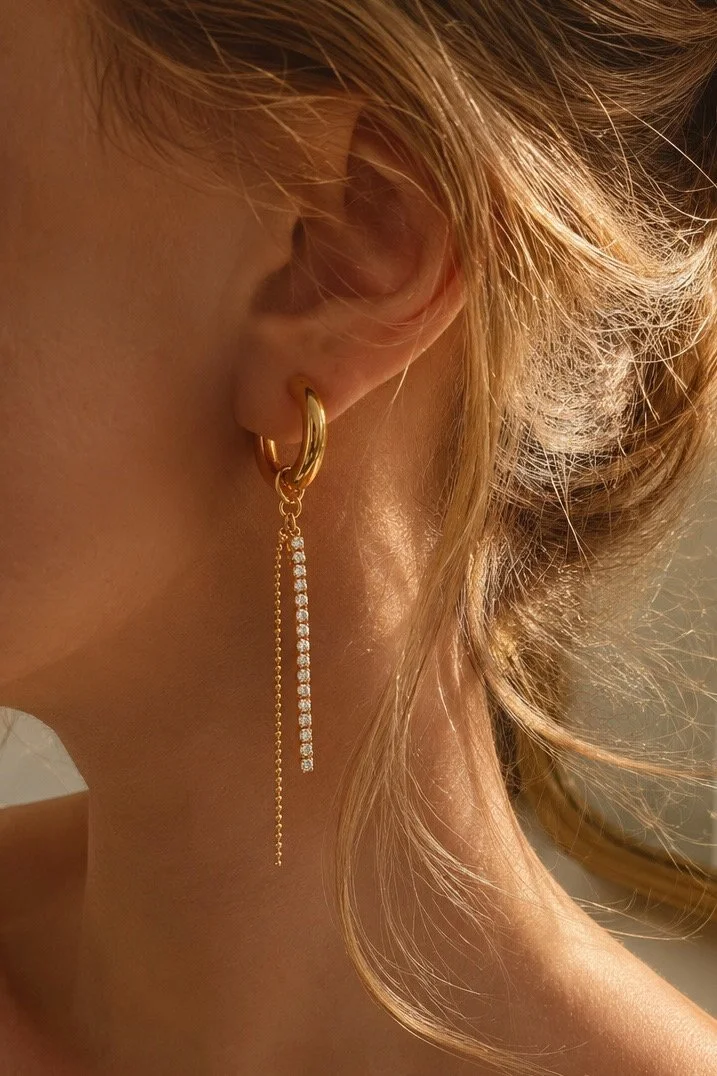 Boucles d’oreilles dorées en acier inoxydable avec chaînes pendantes et zircons brillants - Tokade