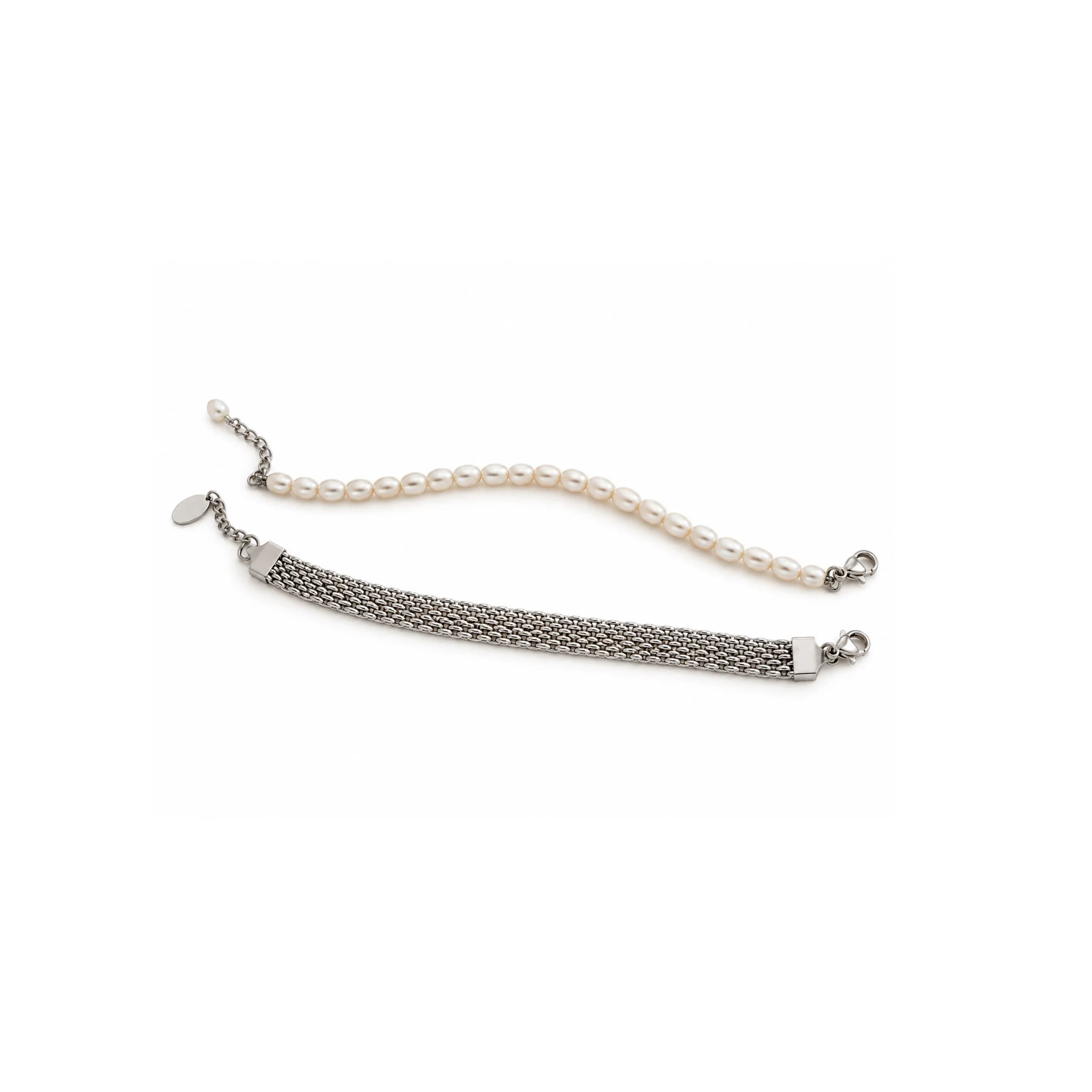 Duo de bracelets Dixie avec bracelet de perles et bracelet argenté sur fond blanc