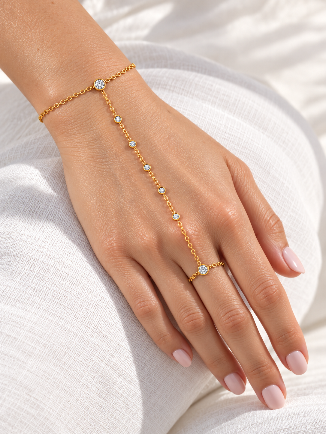 Bijou de main Manny doré en acier inoxydable porté sur une main féminine