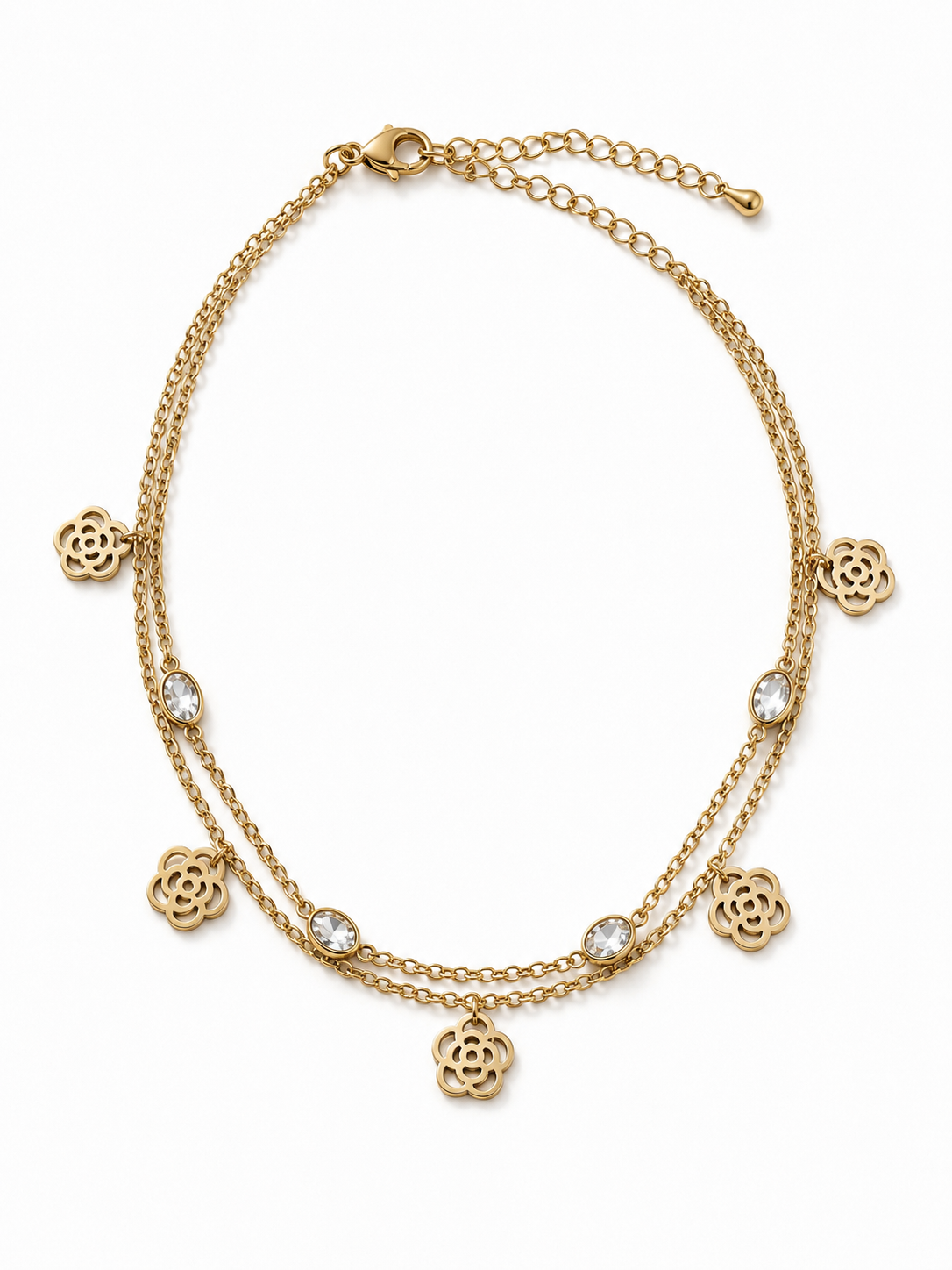 Chaîne de cheville Josi avec fleurs ajourées et cristaux présentée sur fond blanc - Tokade