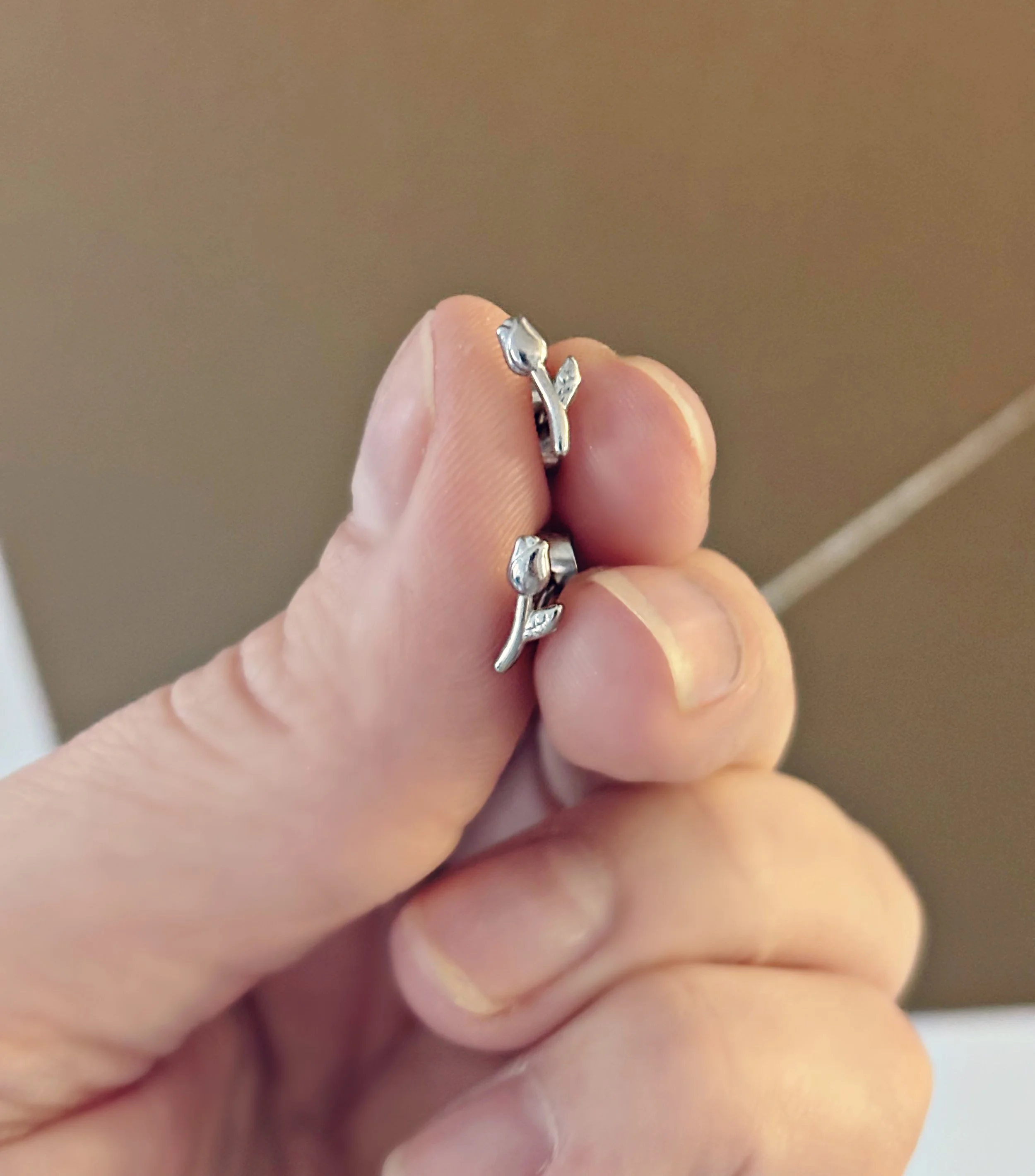 Mini boucles d’oreilles Liora en acier inoxydable argent, motif rose avec tige et feuilles – Tokade