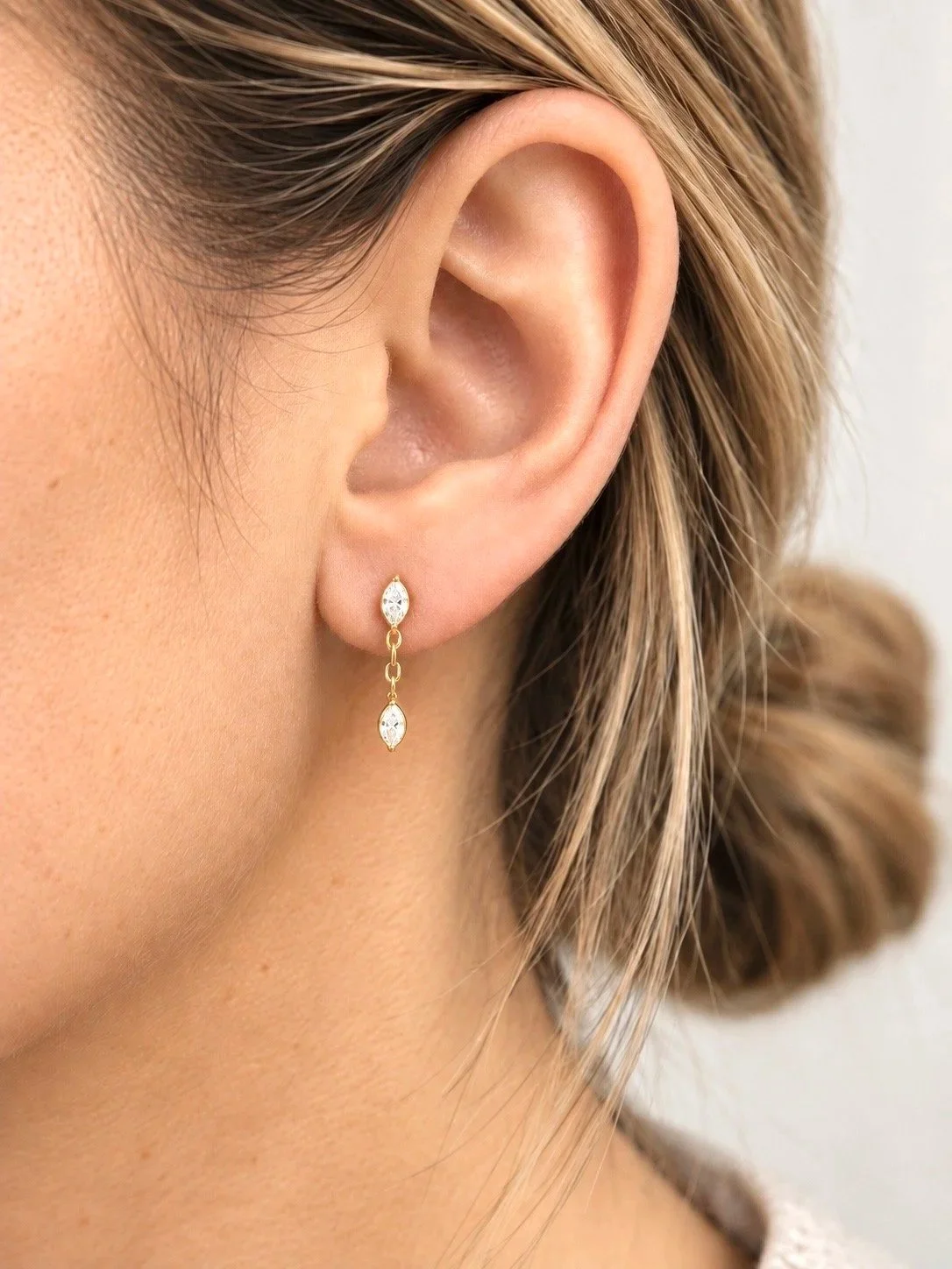 Boucles de piercing Wanny dorées avec pierres allongées et chaîne portées au lobe