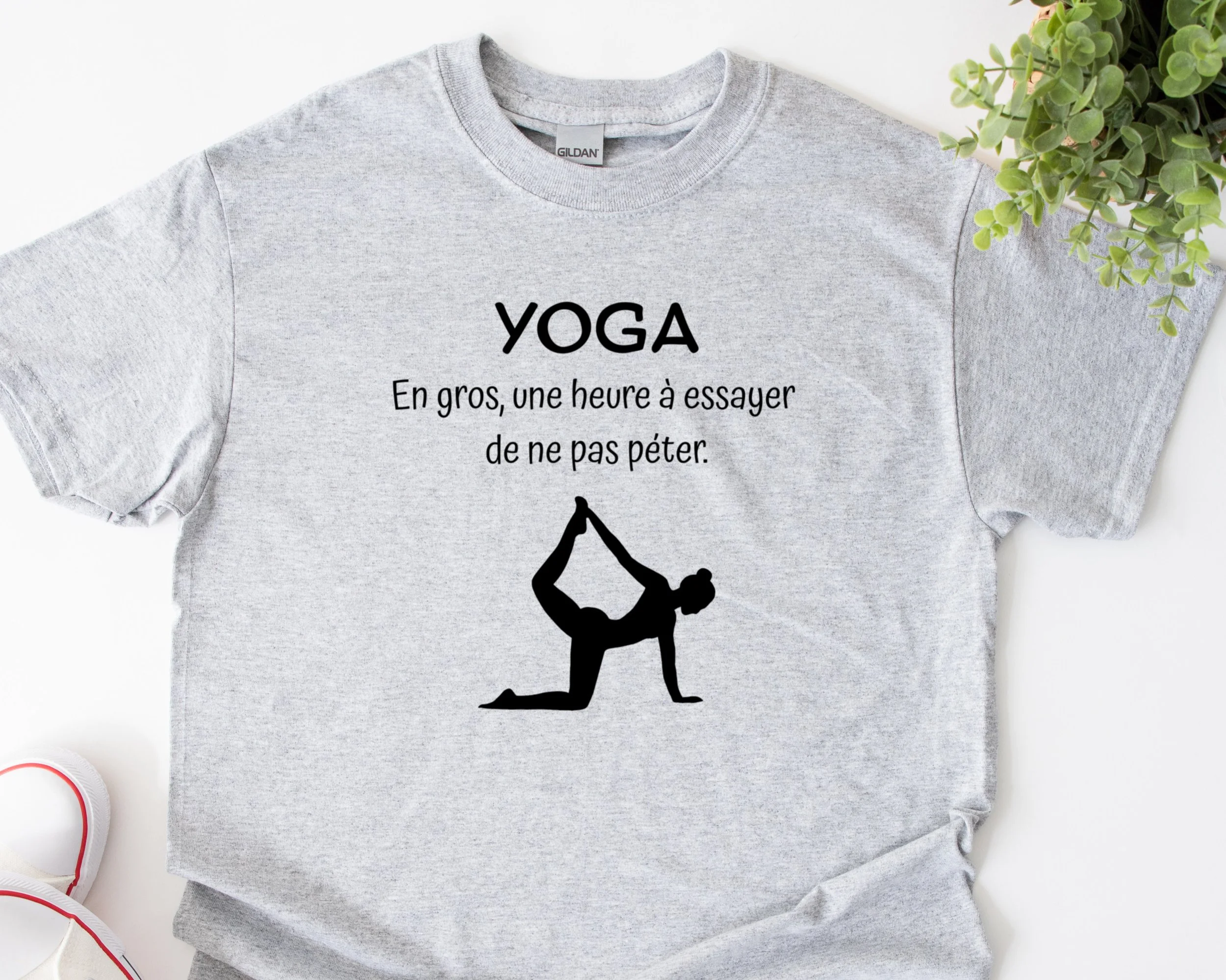 Chandail gris à plat, mise en scène lifestyle