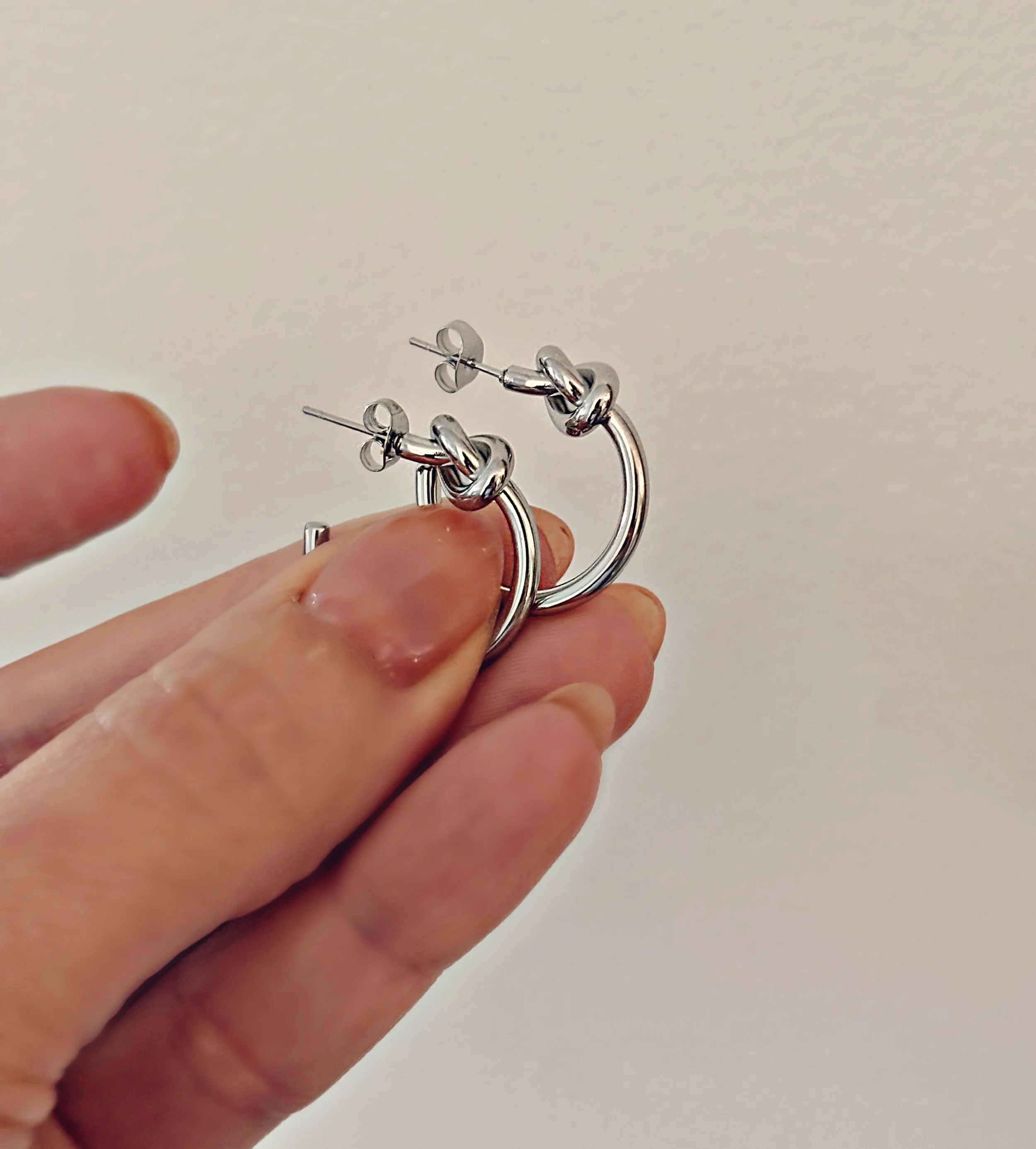 Boucles Noé photographiées sous un autre angle, montrant leur éclat et leur finition soignée.