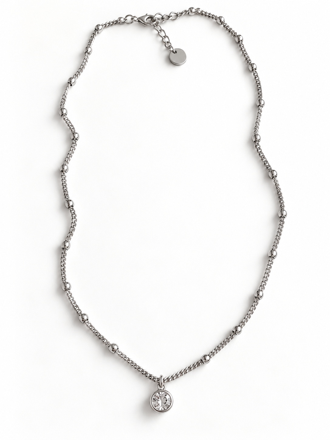 Collier Maddy argenté en acier inoxydable avec pendentif brillant sur fond blanc