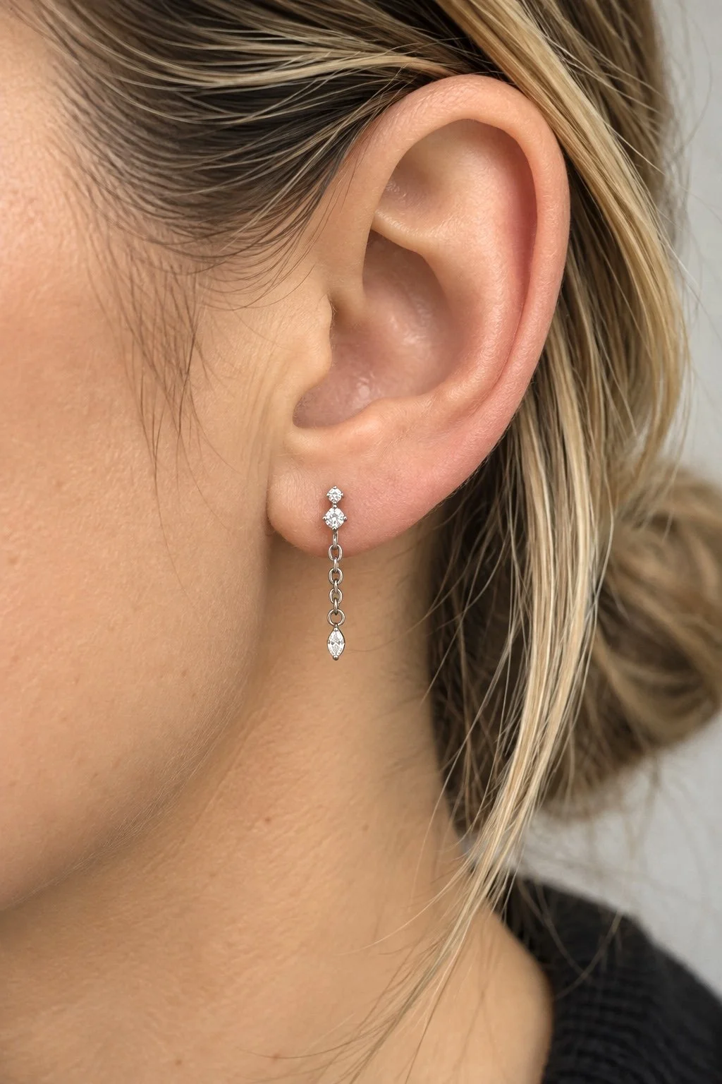 Boucles de piercing Léandre argentées avec chaîne et pierres brillantes portées au lobe