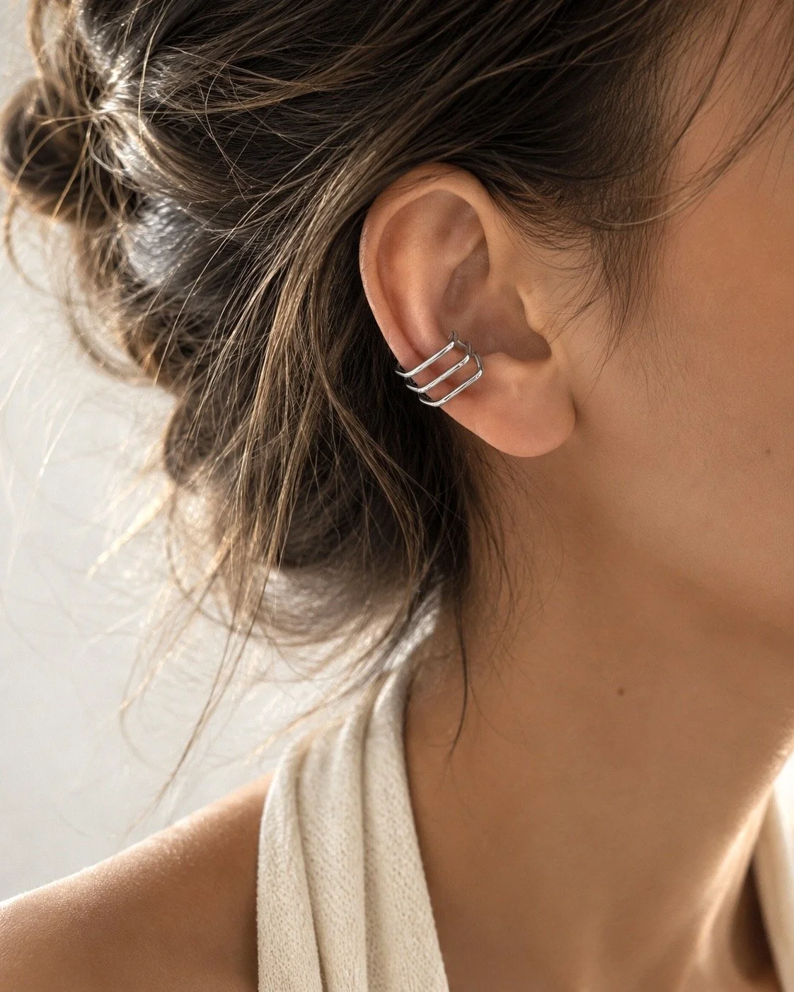 Anneau d’oreille Cassy argenté sans perçage en acier inoxydable porté à l’oreille. - Tokade