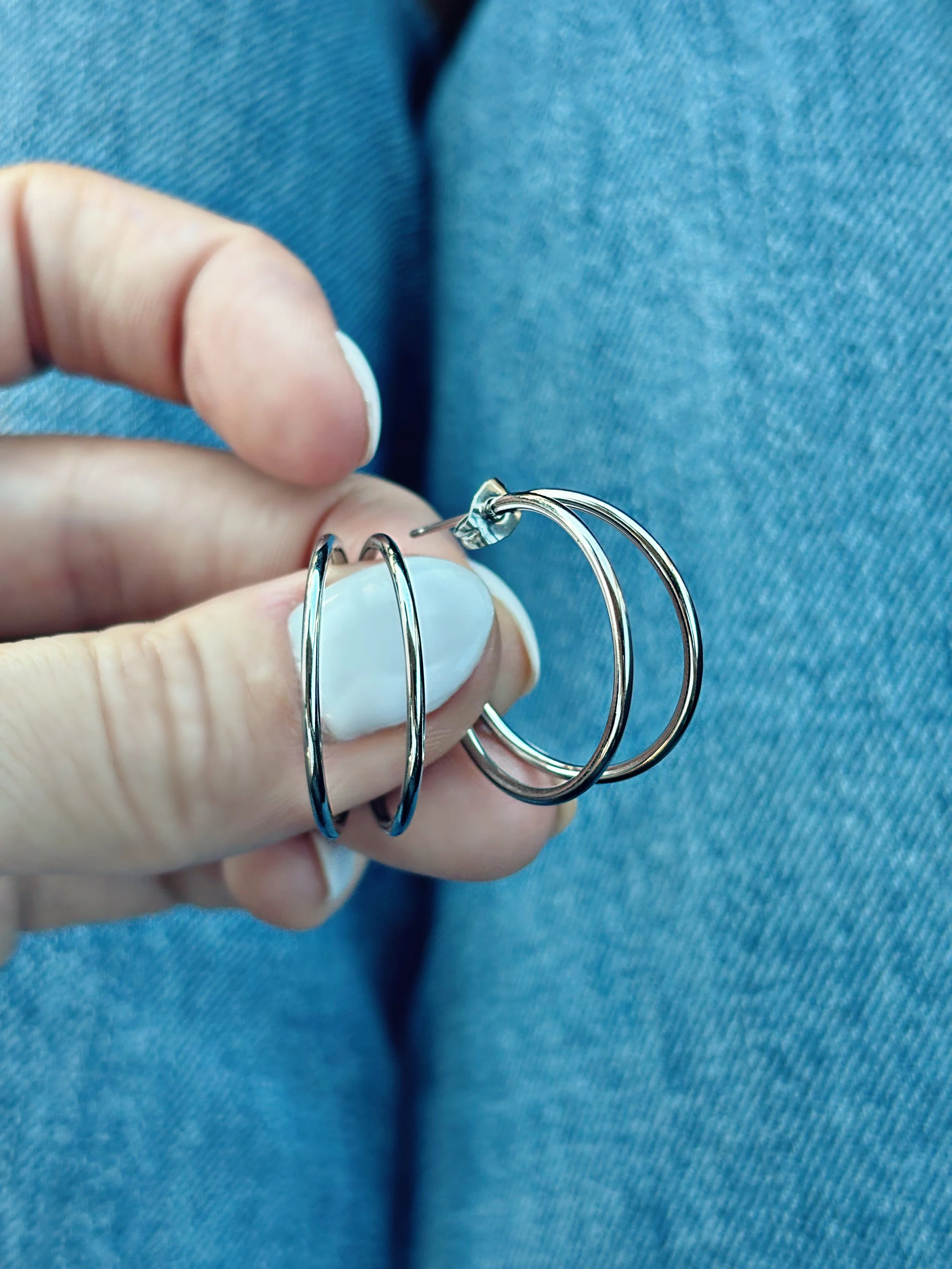 alt="Boucles d’oreilles Akina Tokade – anneaux en acier inoxydable hypoallergéniques, minimalistes et modernes"