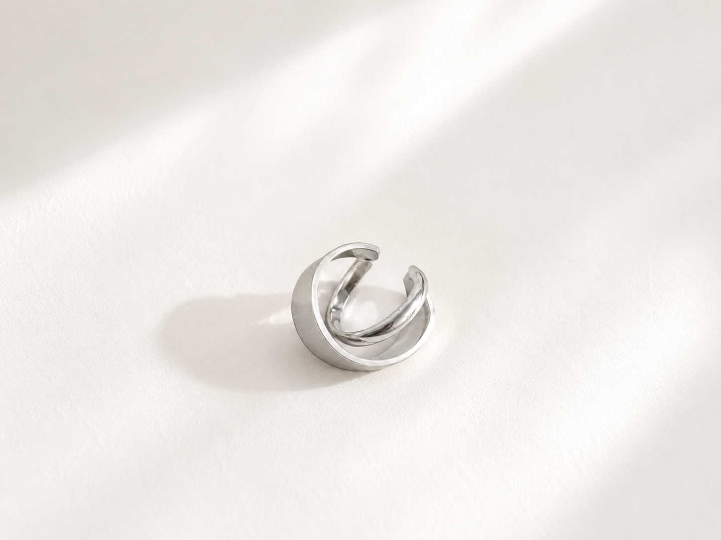 Anneau d’oreille Irma argenté à glisser sur l’oreille en acier inoxydable. - Tokade