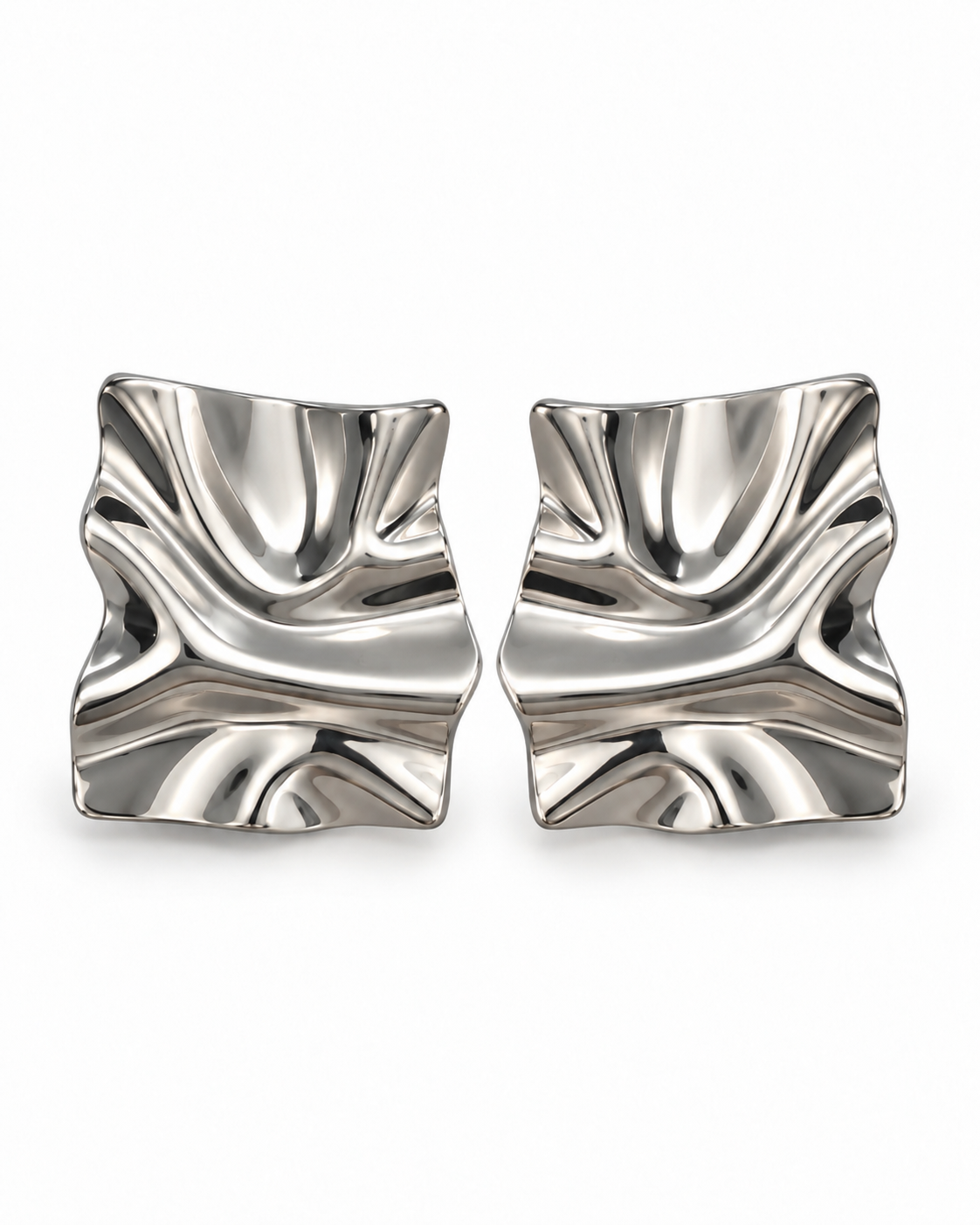 Paire de boucles d’oreilles Annita argentées en acier inoxydable, design sculptural carré ondulé avec fini métallique brillant.