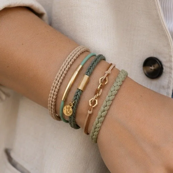 Lot de 5 élastiques à cheveux et bracelets 2-en-1 vert sauge, beige et turquoise avec maillons décoratifs, médaillon gravé et détails dorés.