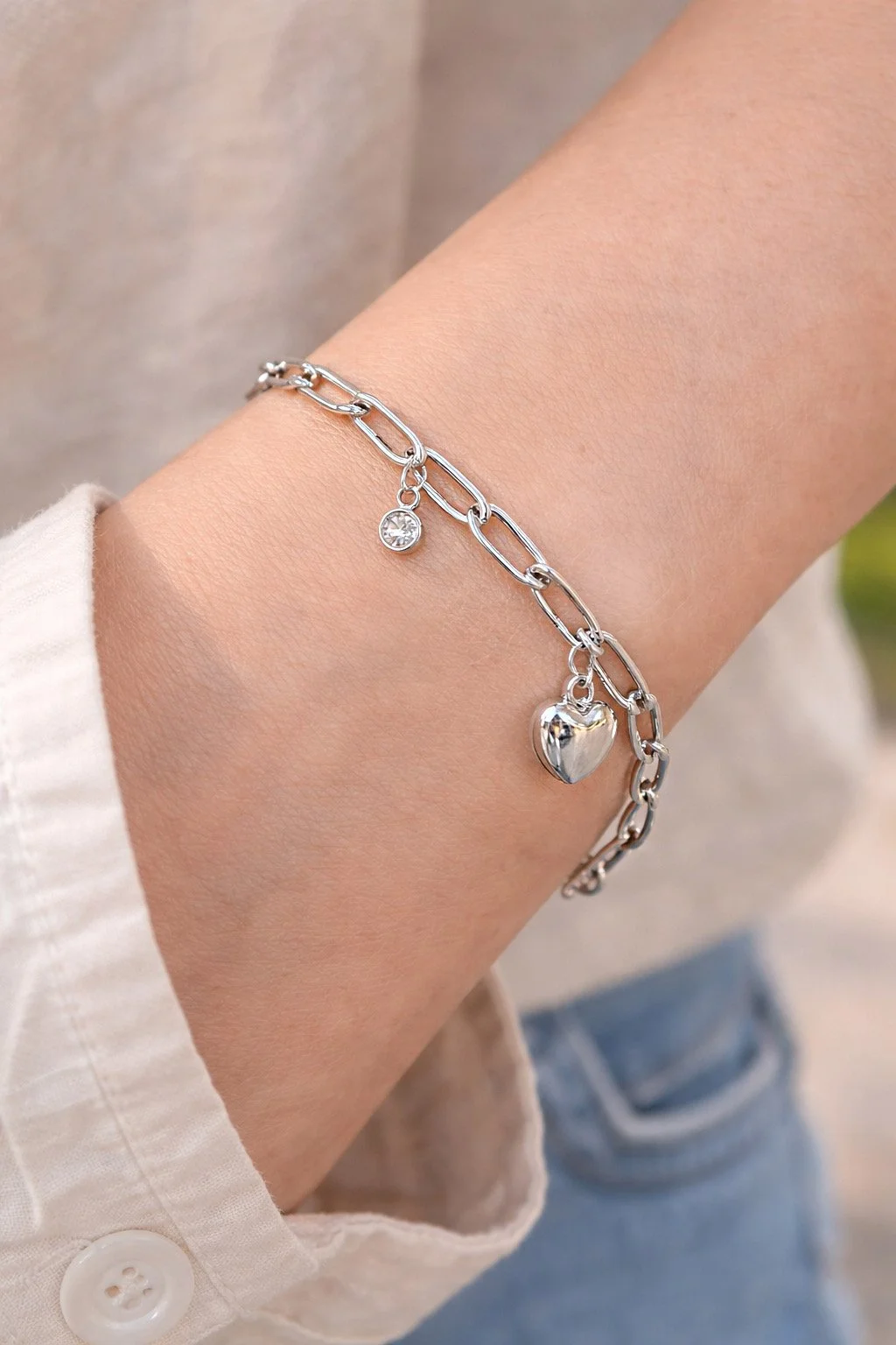 Bracelet délicat avec breloques cœur et cristal en gros plan-Tokade