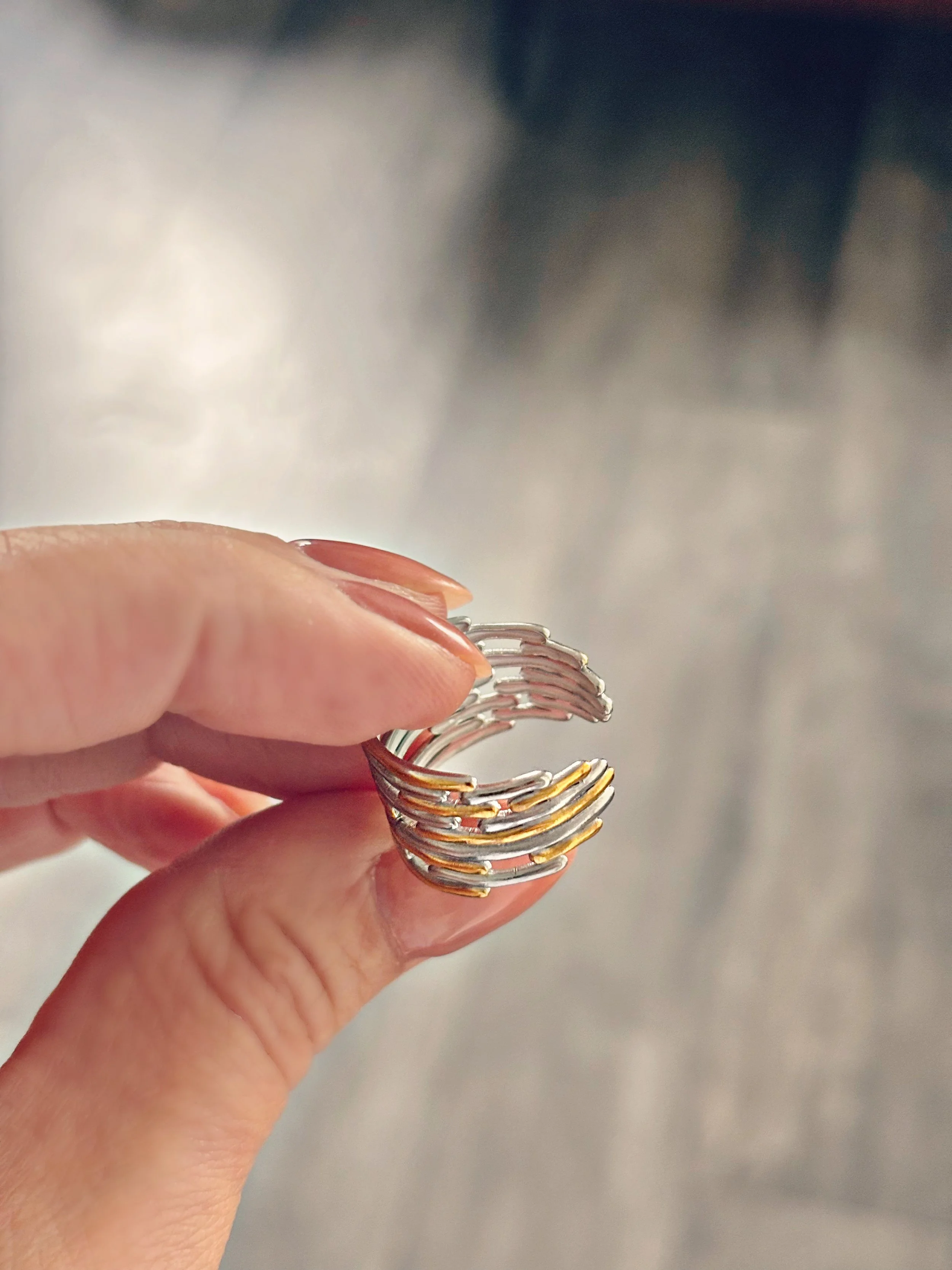 Profil de la bague pour illustrer son ouverture ajustable et ses lignes élégantes.