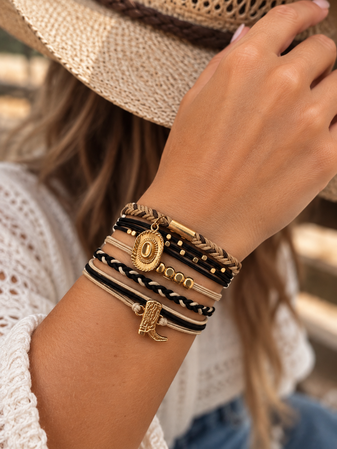 Ensemble d’élastiques à cheveux qui se portent en bracelets.