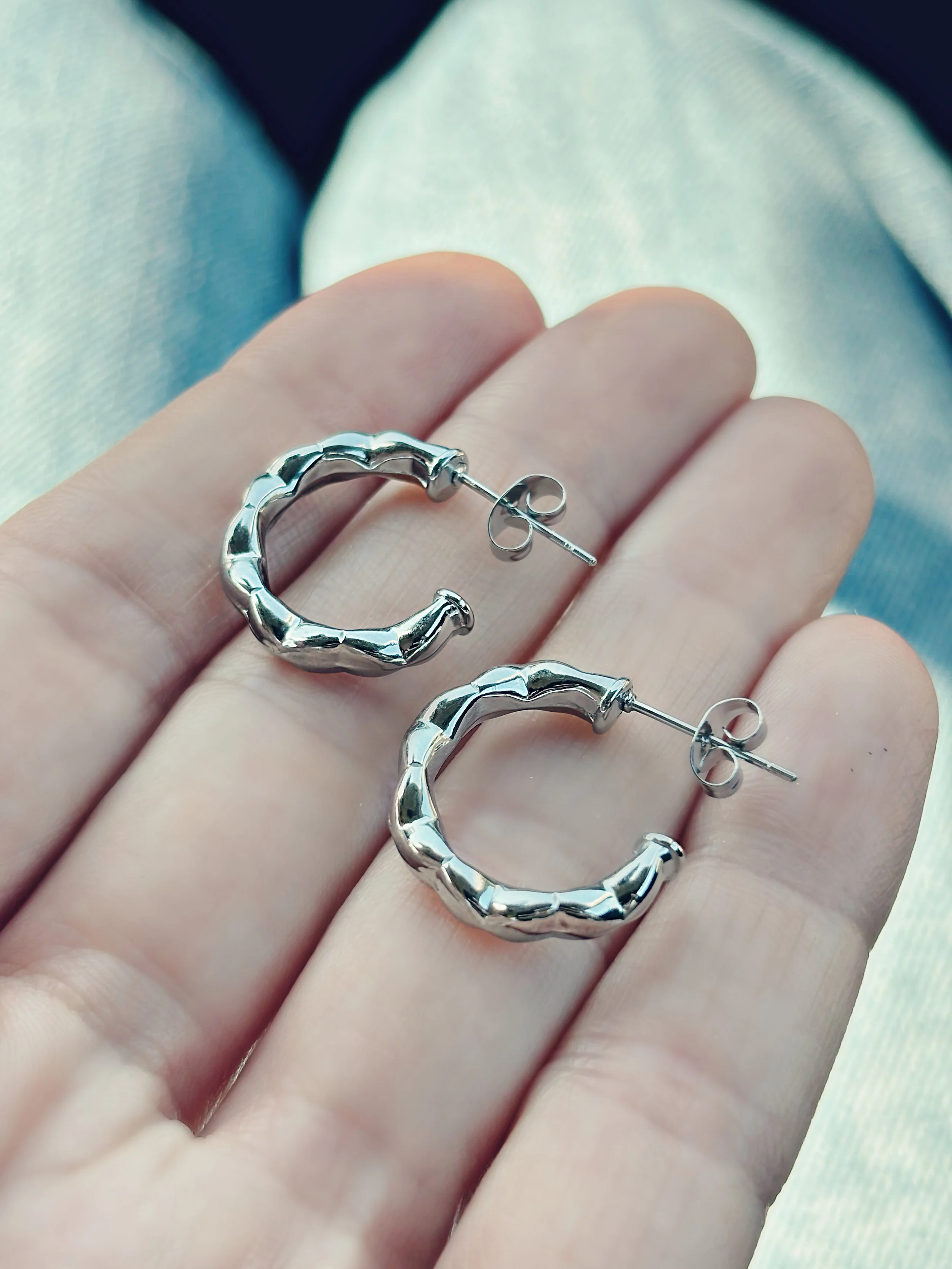 alt="Boucles d’oreilles Ruth Tokade – anneaux en acier inoxydable hypoallergéniques, minimalistes et élégants"
