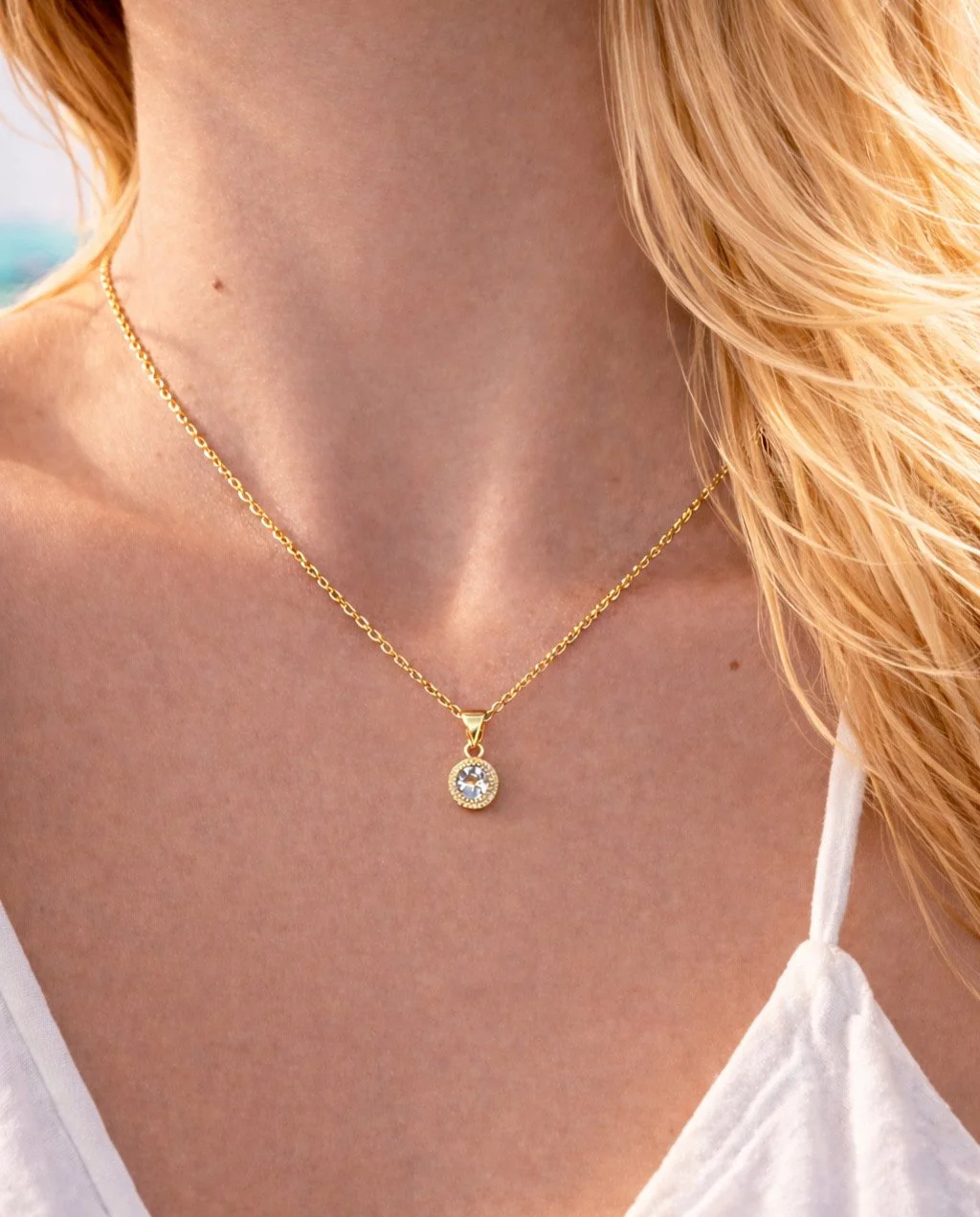 Collier doré avec pierre porté au cou en lumière naturelle-Tokade