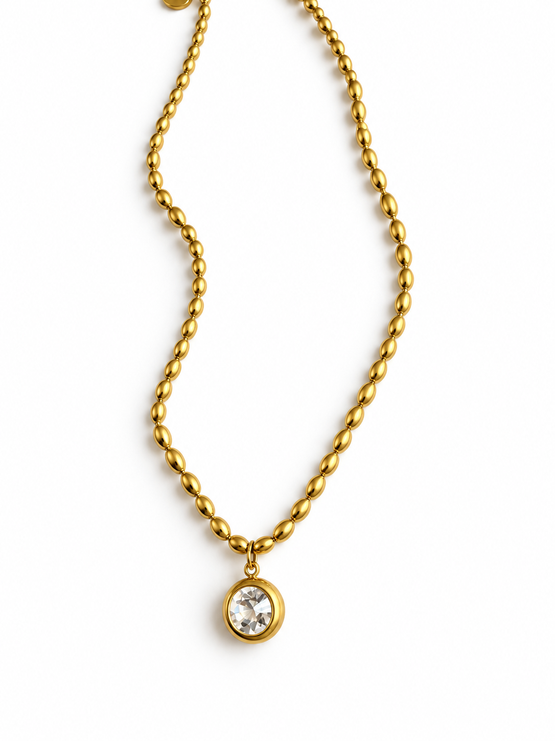 Collier Judith doré avec pendentif brillant porté au cou