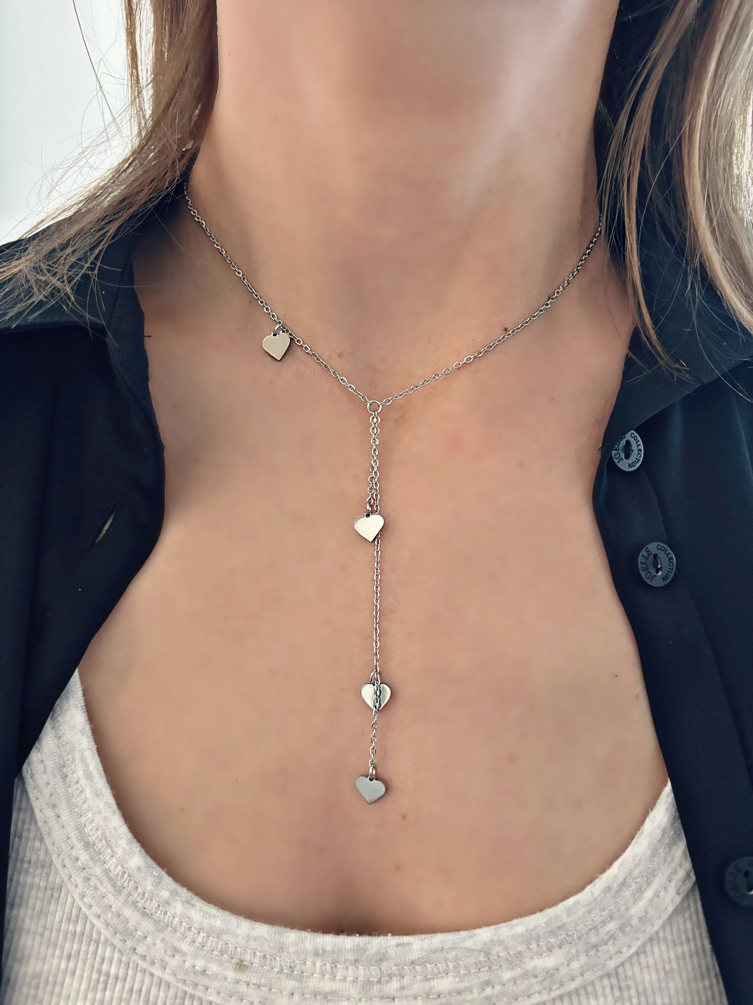 Le collier Noémie porté, mettant en valeur la finesse de la chaîne et la délicatesse des cœurs suspendus.