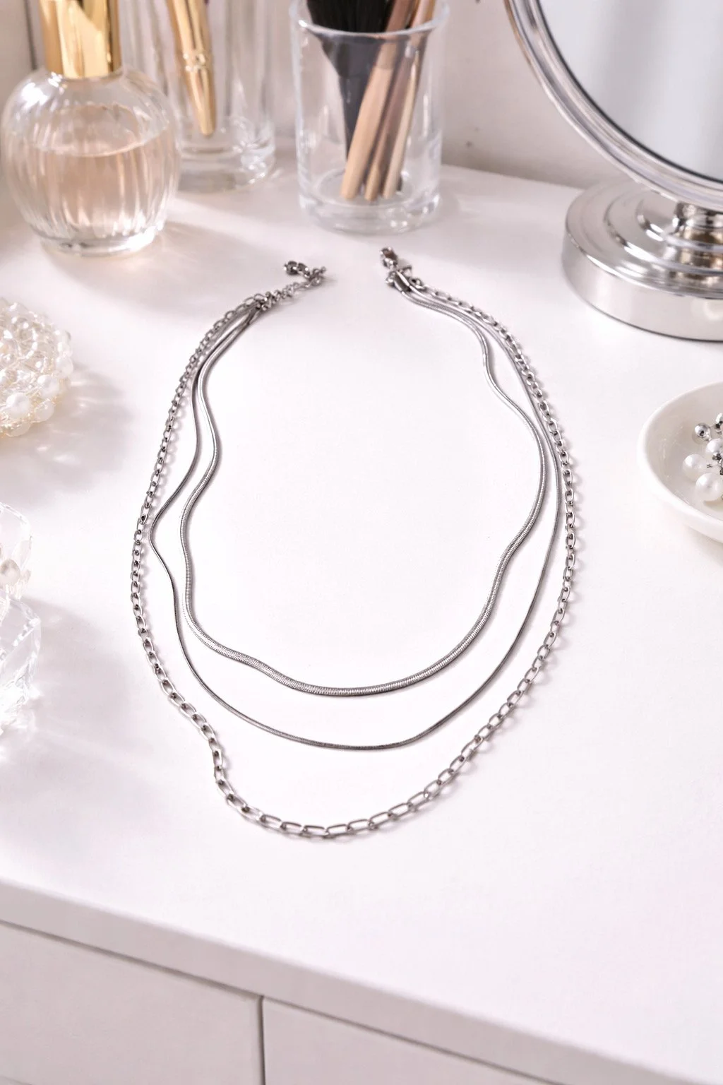 Collier multi-chaînes argent présenté sur une coiffeuse-Tokade