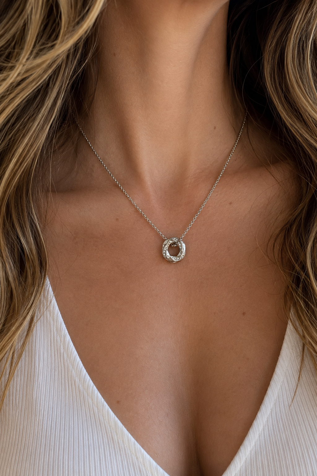 Collier Oma en acier inoxydable argenté avec pendentif rond serti de petits cristaux porté au cou. - Tokade