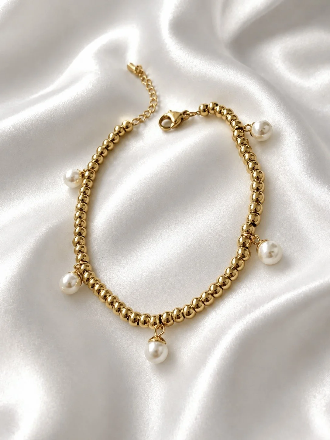 Bracelet Romy en acier inoxydable doré avec perles blanches suspendues - Tokade