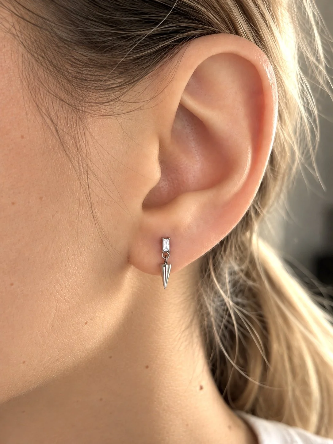 Boucles de piercing Dori argentées avec pierre rectangulaire et pointe portées au lobe