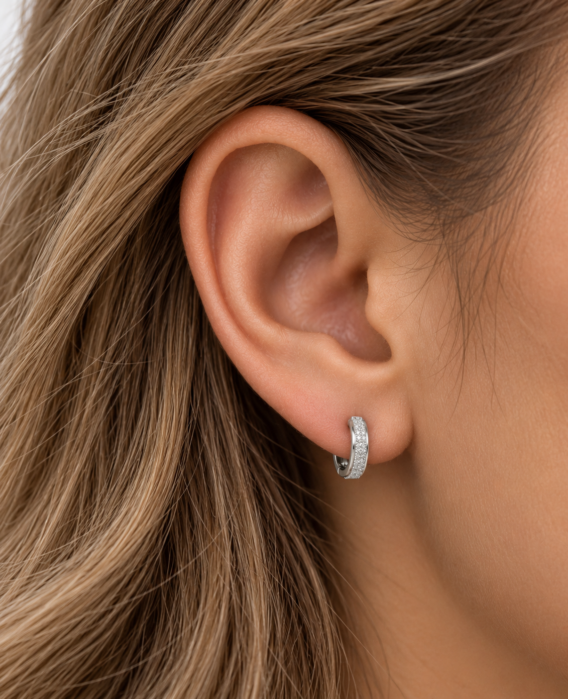 Boucles d’oreilles Gigi portées sur une oreille.