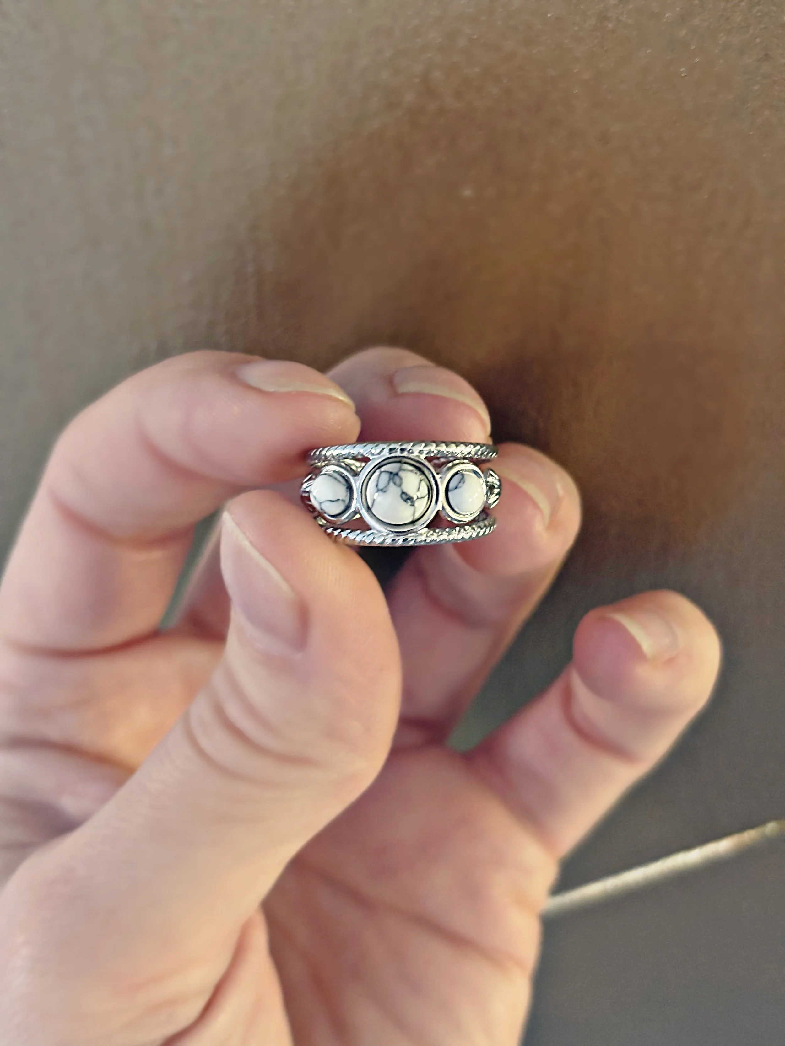 bague Raven argentée avec trois pierres blanches vue en gros plan