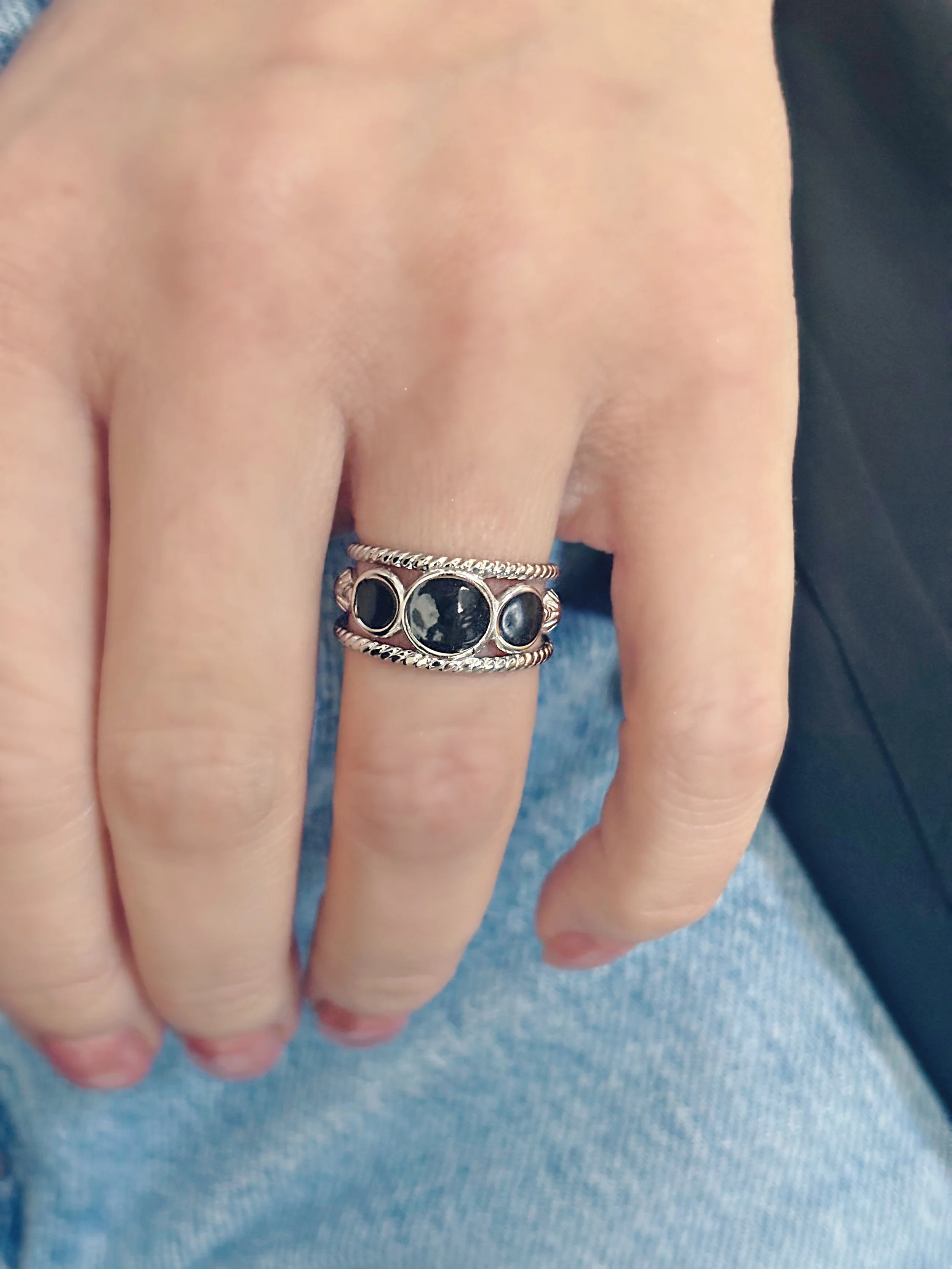 Bague Raven en argent avec pierres noires portée sur la main, vue complète
