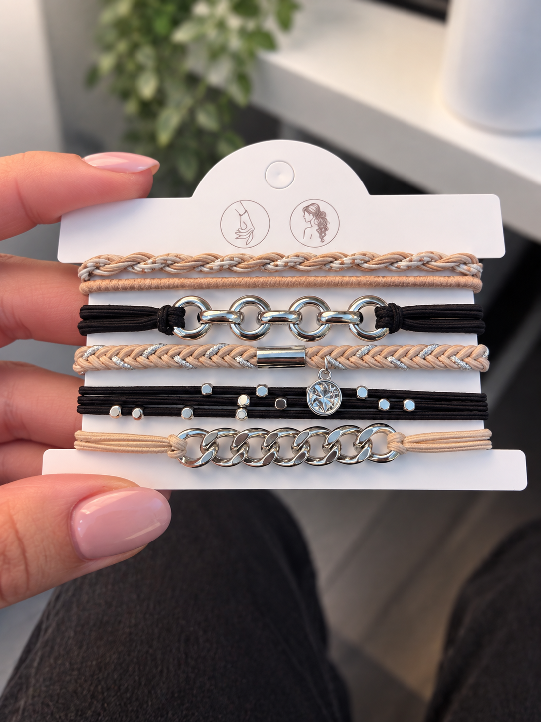 Ensemble de 5 élastiques à cheveux bracelets beige et noir avec chaînes argentées, tressage, petits ornements métalliques et breloque brillante