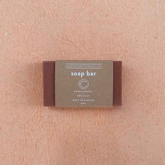 Rose Geranium + Sandalwood + Red Clay Soap Bar from @CourtneyandtheBabes πΈ
This lovely bar lathers beautifully, draws out impurities, smells fresh, leaves skin smooth and soft.