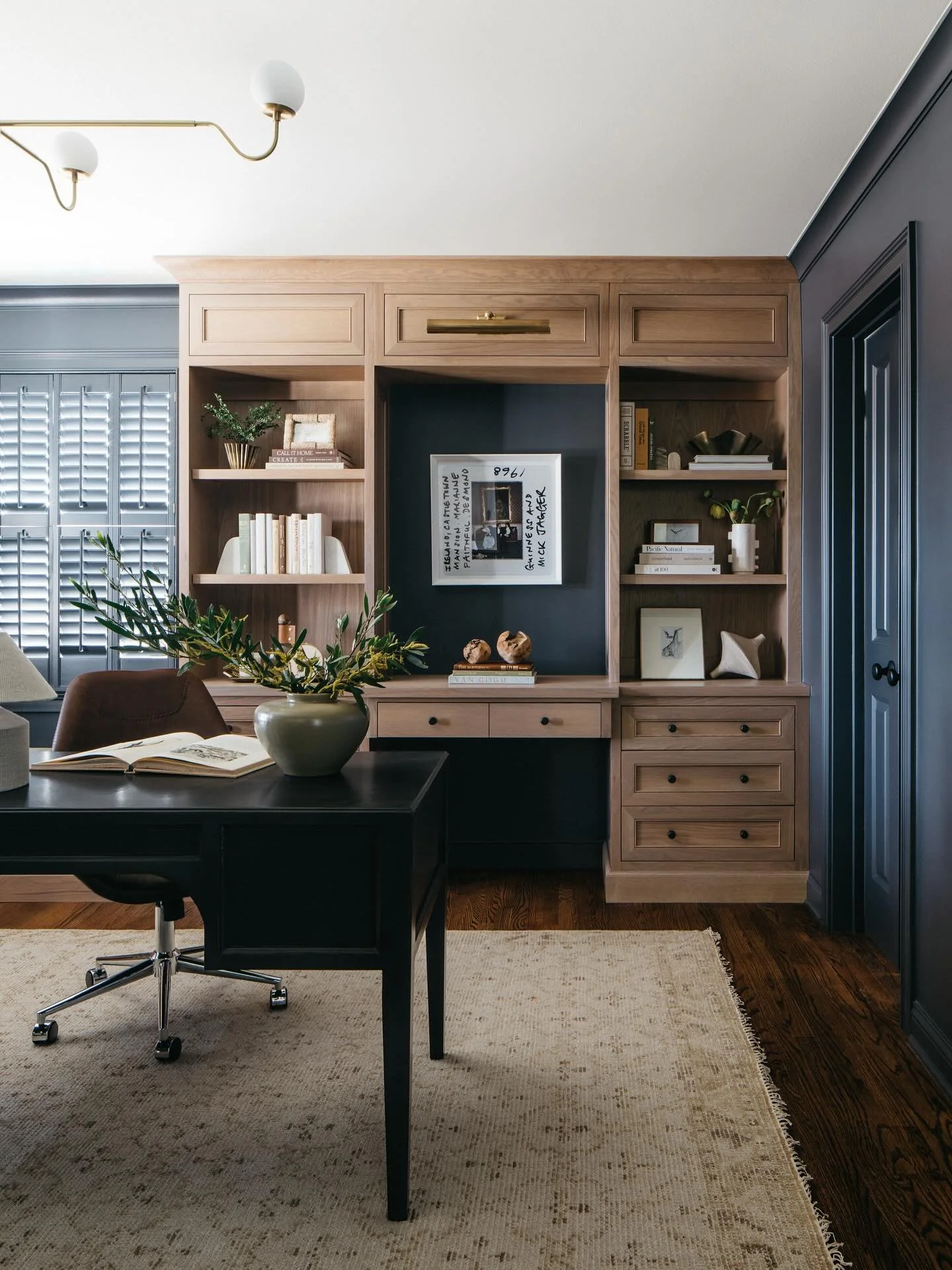 We have home office design on the brain at the moment with a handful in the works. This one from last year is a favorite!
Design: @leahphillipsinteriors 
Photo: @margaretrajic 
Styling: @studio_officer