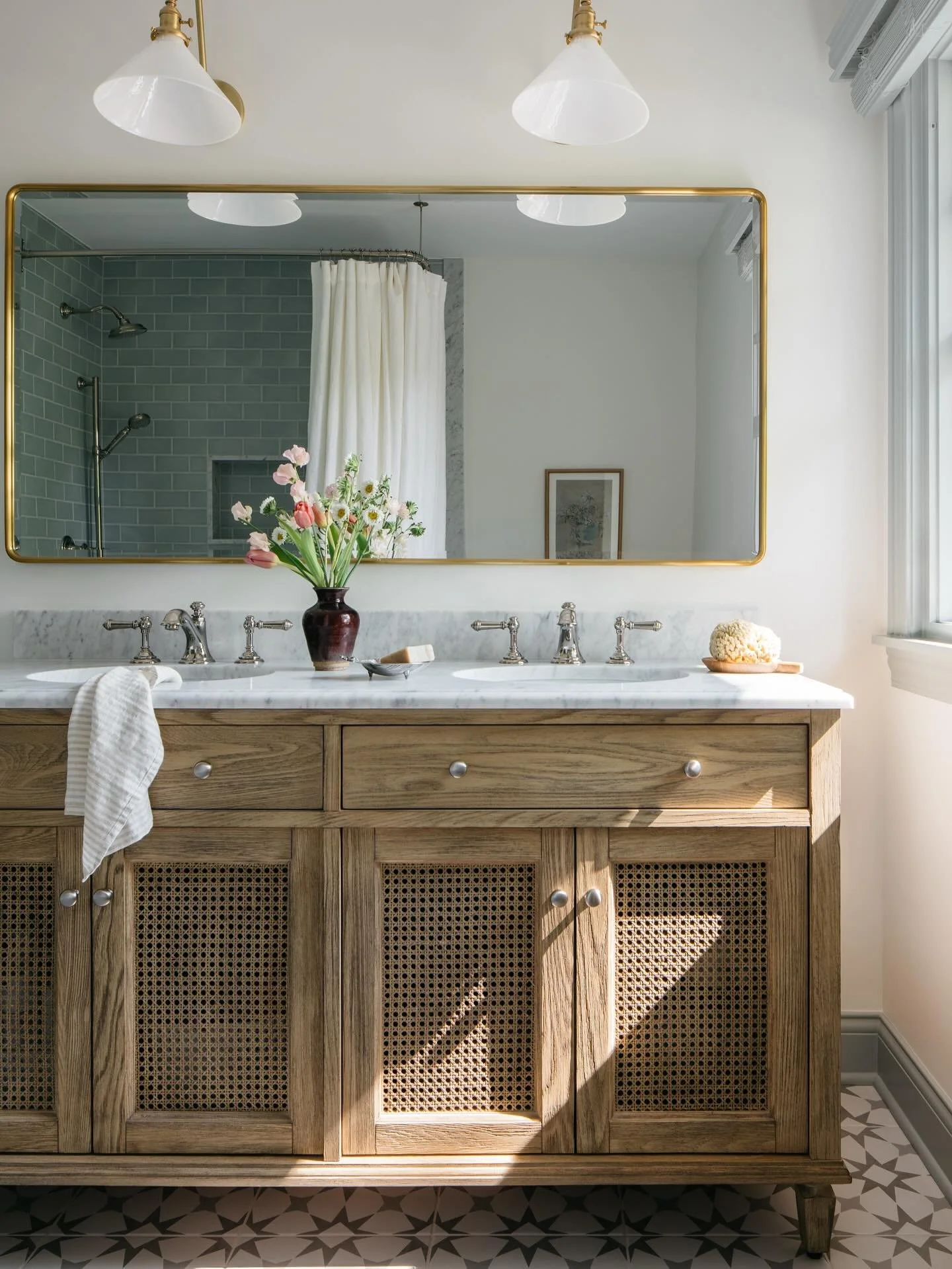 A repost of one of our most liked bathrooms. This tile combo is still a favorite! 
Design: @leahphillipsinteriors 
Photo: @margaretrajic 
Styling: @studio_officer 
.
.
.
.
.
#chicagointeriordesign #chicagointeriordesigner #homestyle #mydomaine #ho