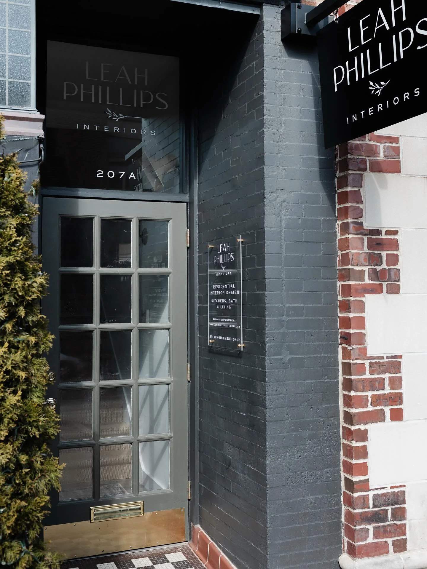 Just over here with Taylor on repeat today. Also, two years in our space and going strong! Loving our Wheaton home 😊 
Photo: @blossomlaneinteriorphoto