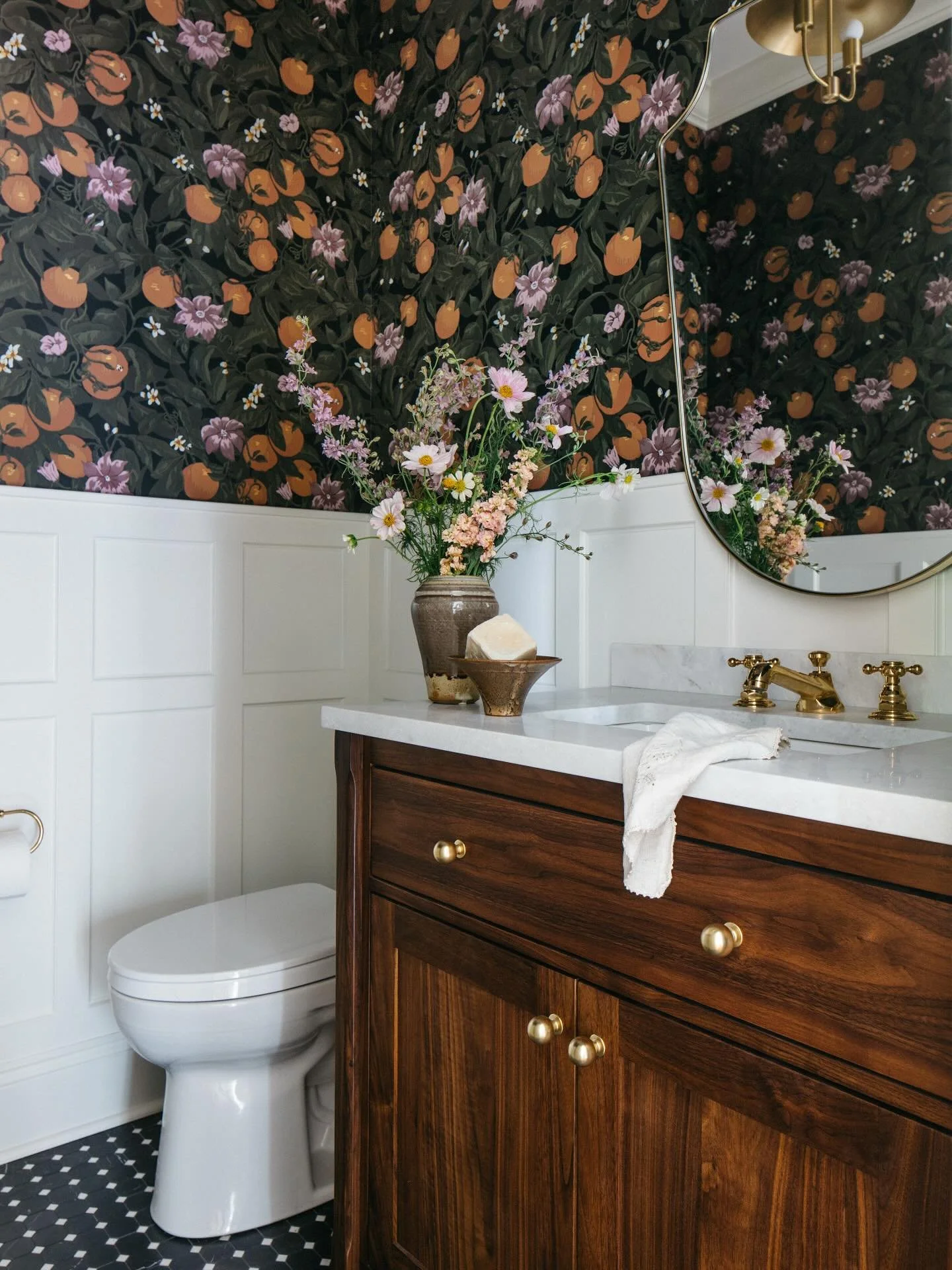 Another colorful shot of our recent Oak Park project. Elegant and playful all in one!
Design: @leahphillipsinteriors 
Photo: @margaretrajic 
Styling: @studio_officer 
.
.
.
.
.
#chicagointeriordesign #chicagointeriordesigner #homestyle #mydomaine